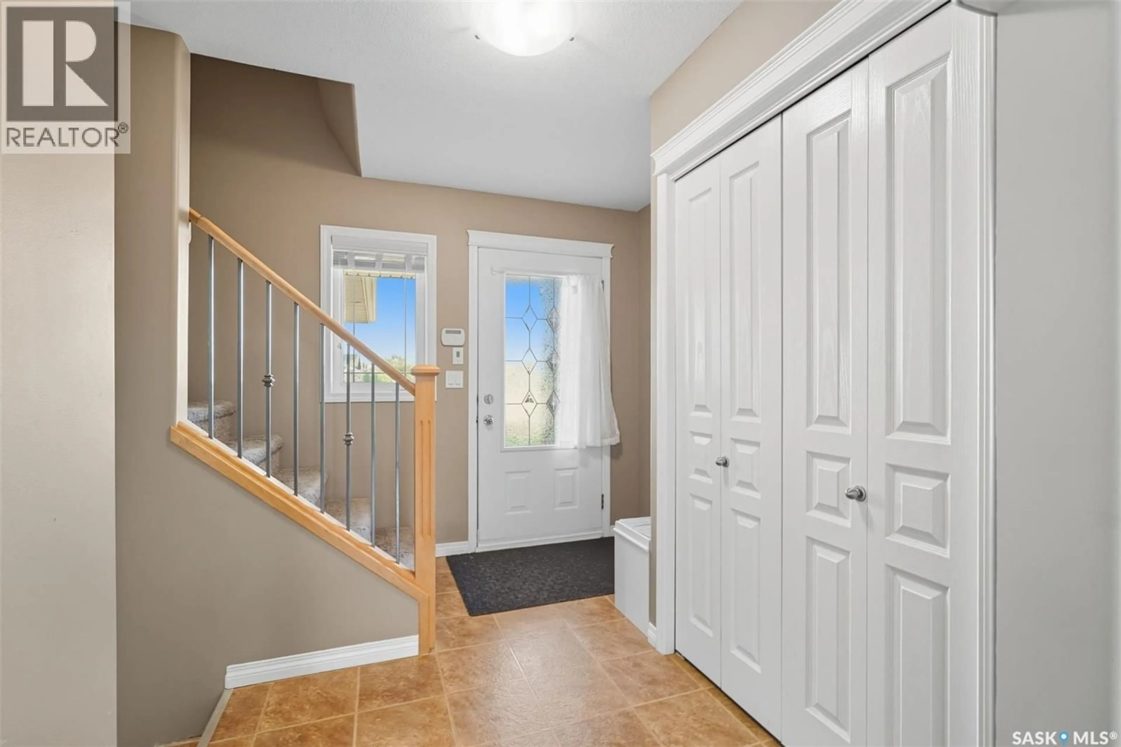 Indoor entryway for 206 MARTIN CRESCENT, Saskatoon Saskatchewan S7T0A7