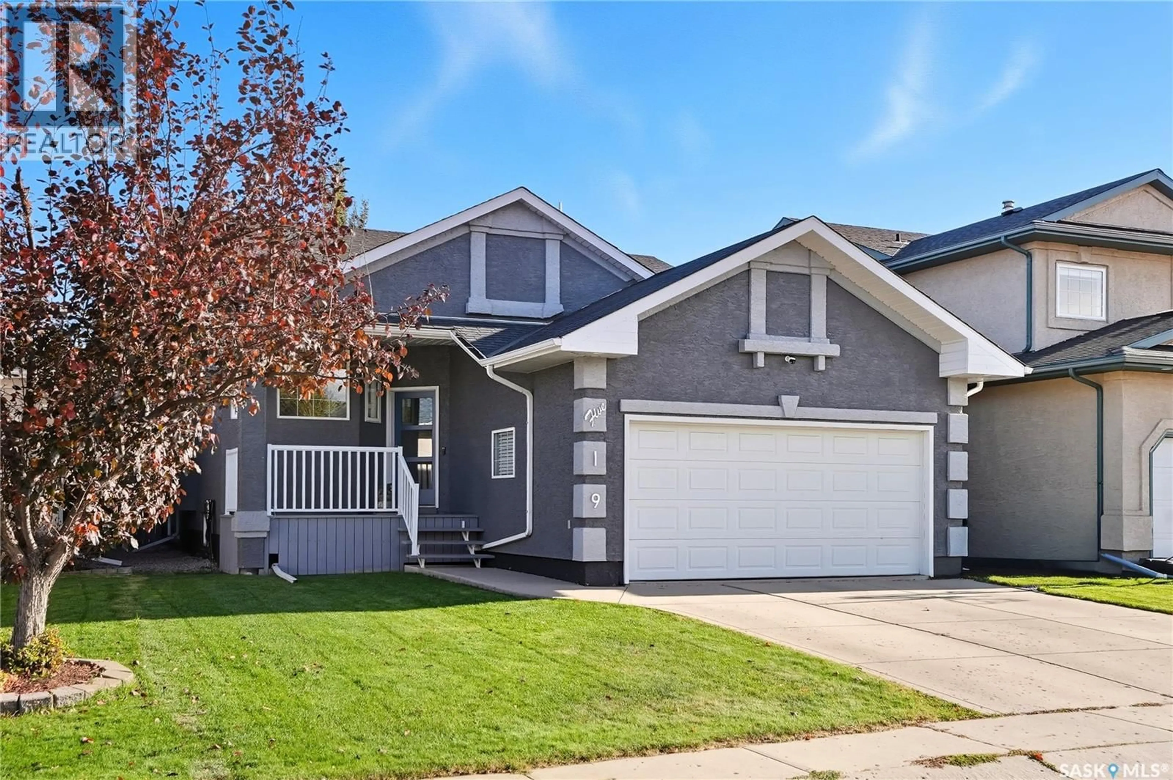 Home with vinyl exterior material, street for 519 GUENTER CRESCENT, Saskatoon Saskatchewan S7N4P8