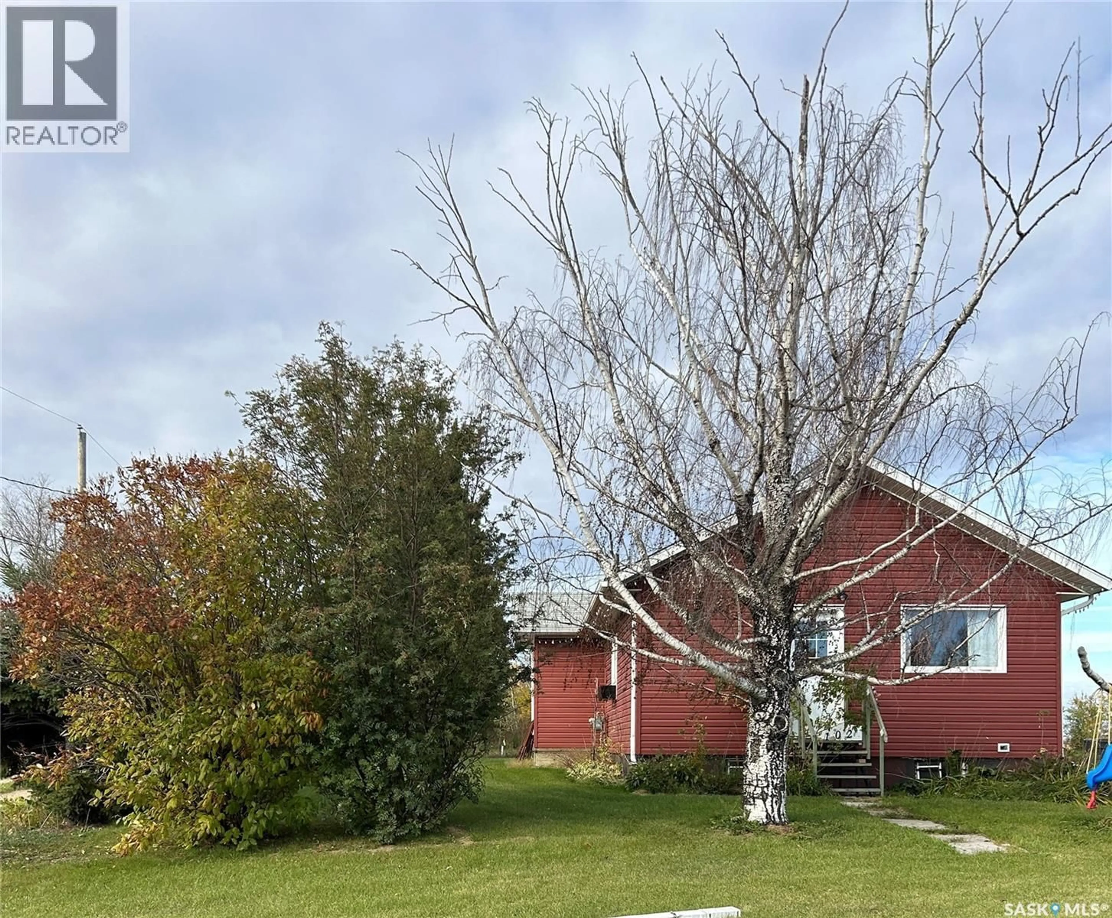 A pic from outside/outdoor area/front of a property/back of a property/a pic from drone, unknown for 102 2ND AVENUE, Lintlaw Saskatchewan S0A2H0