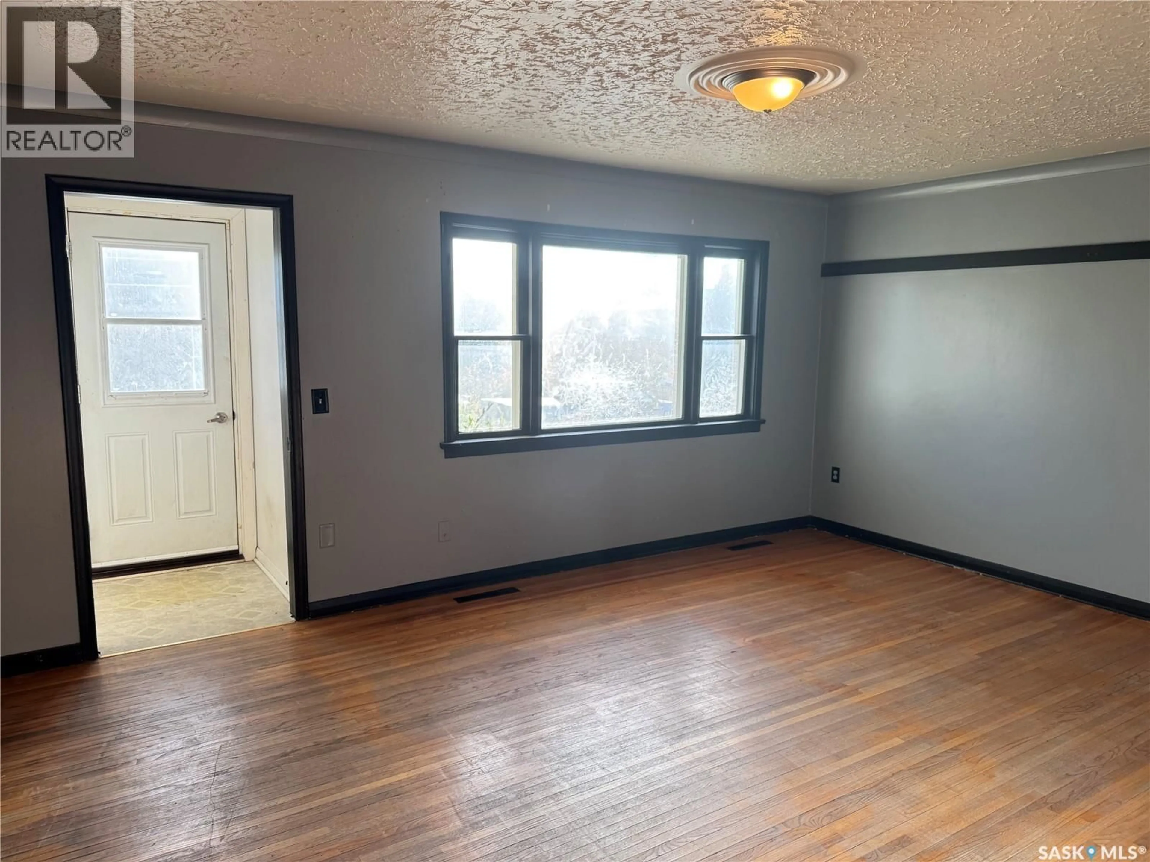 A pic of a room for 325 V AVENUE, Saskatoon Saskatchewan S7M3E4