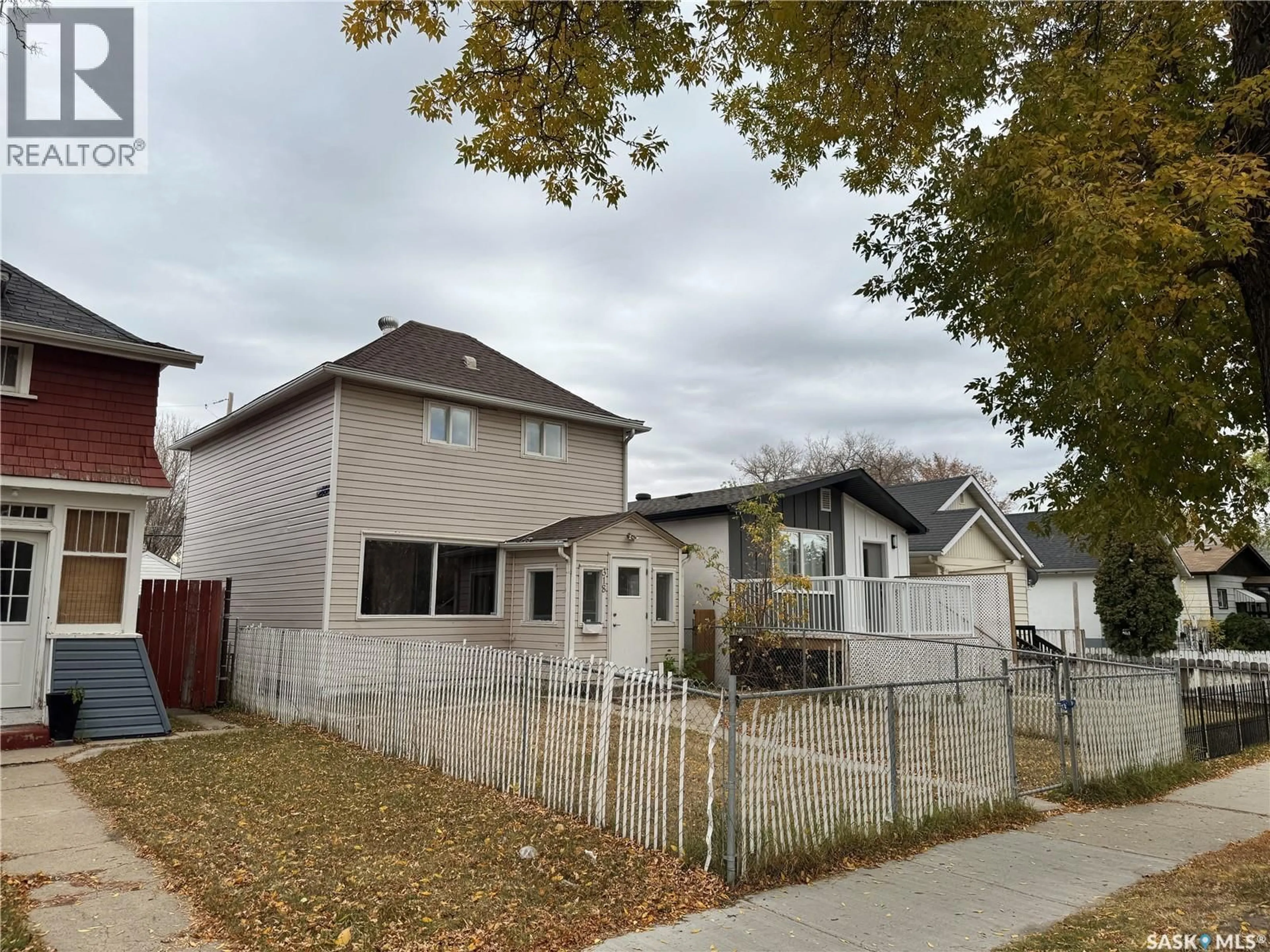 A pic from outside/outdoor area/front of a property/back of a property/a pic from drone, street for 318 H AVENUE, Saskatoon Saskatchewan S7M1W3