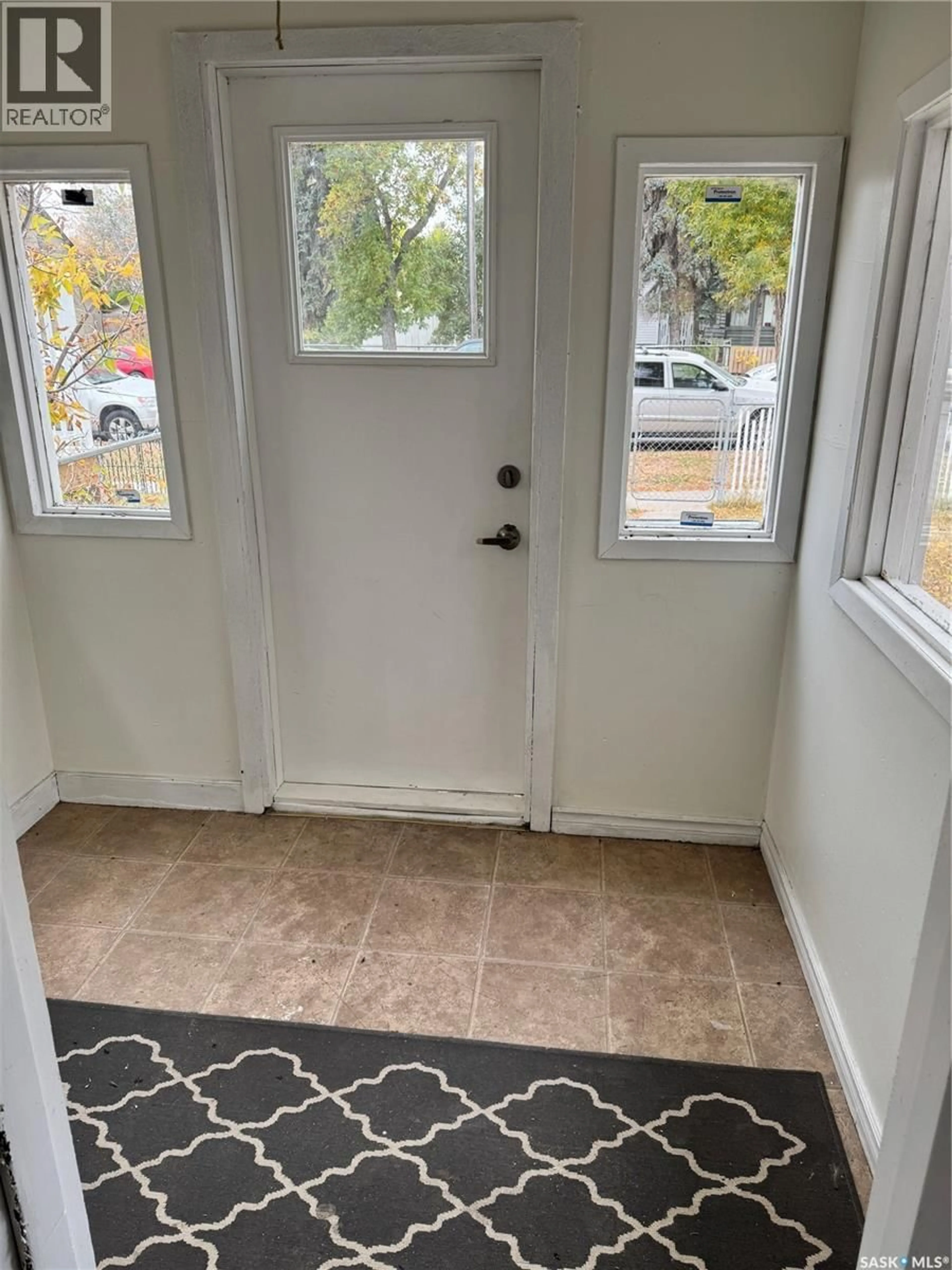 Indoor entryway for 318 H AVENUE, Saskatoon Saskatchewan S7M1W3