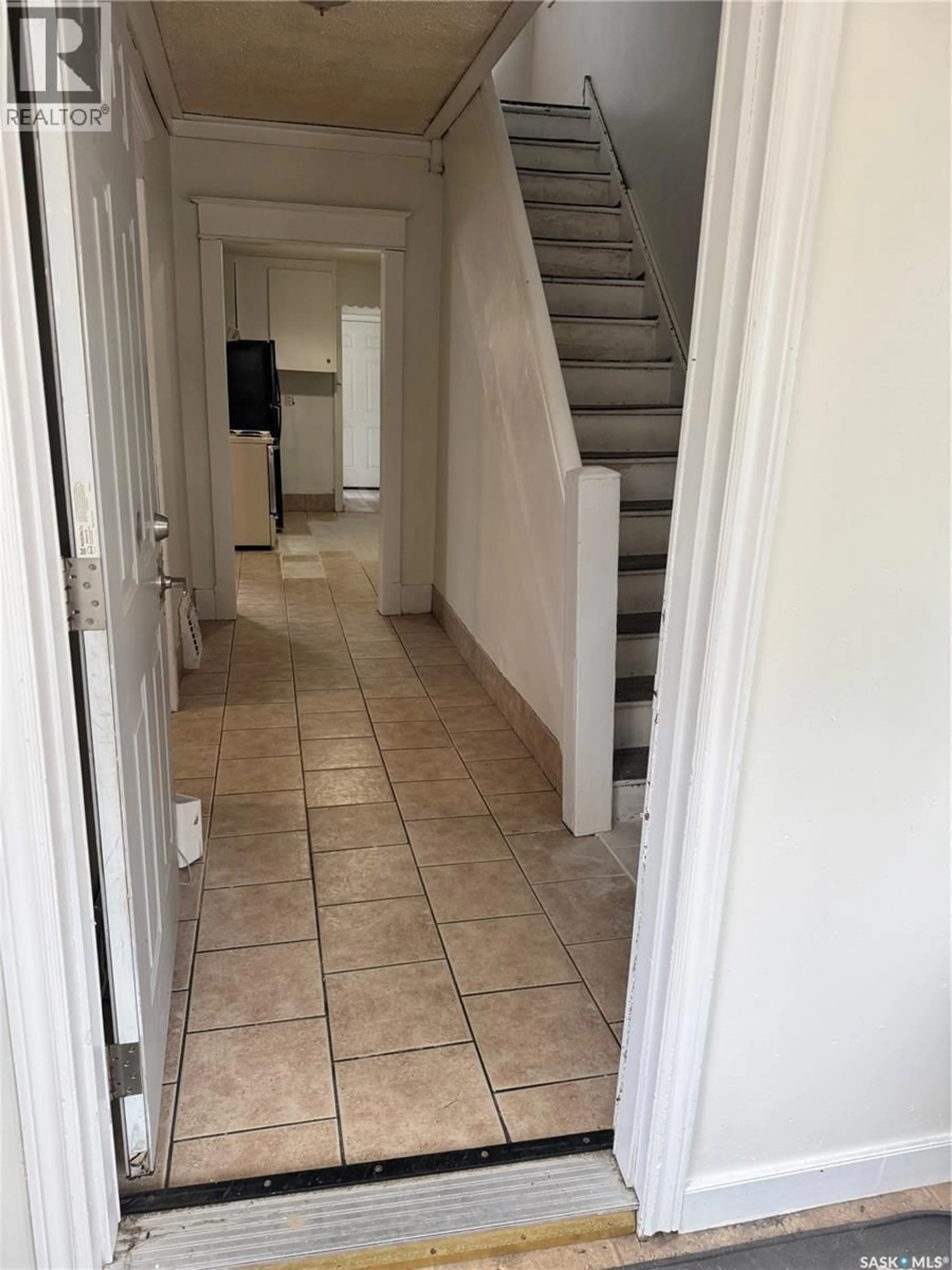 Indoor foyer for 318 H AVENUE, Saskatoon Saskatchewan S7M1W3
