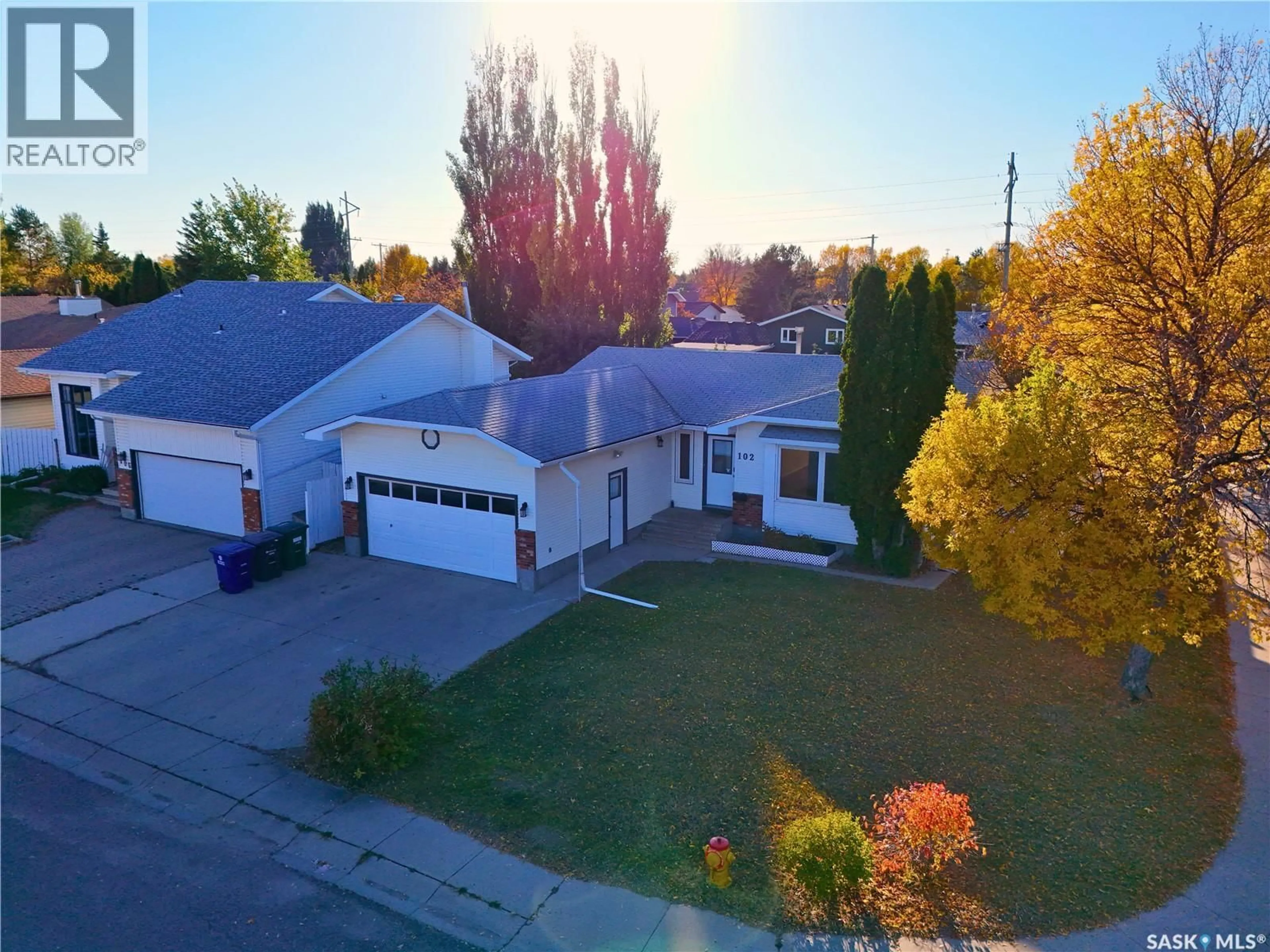 A pic from outside/outdoor area/front of a property/back of a property/a pic from drone, street for 102 BONLI CRESCENT, Saskatoon Saskatchewan S7N3Z8
