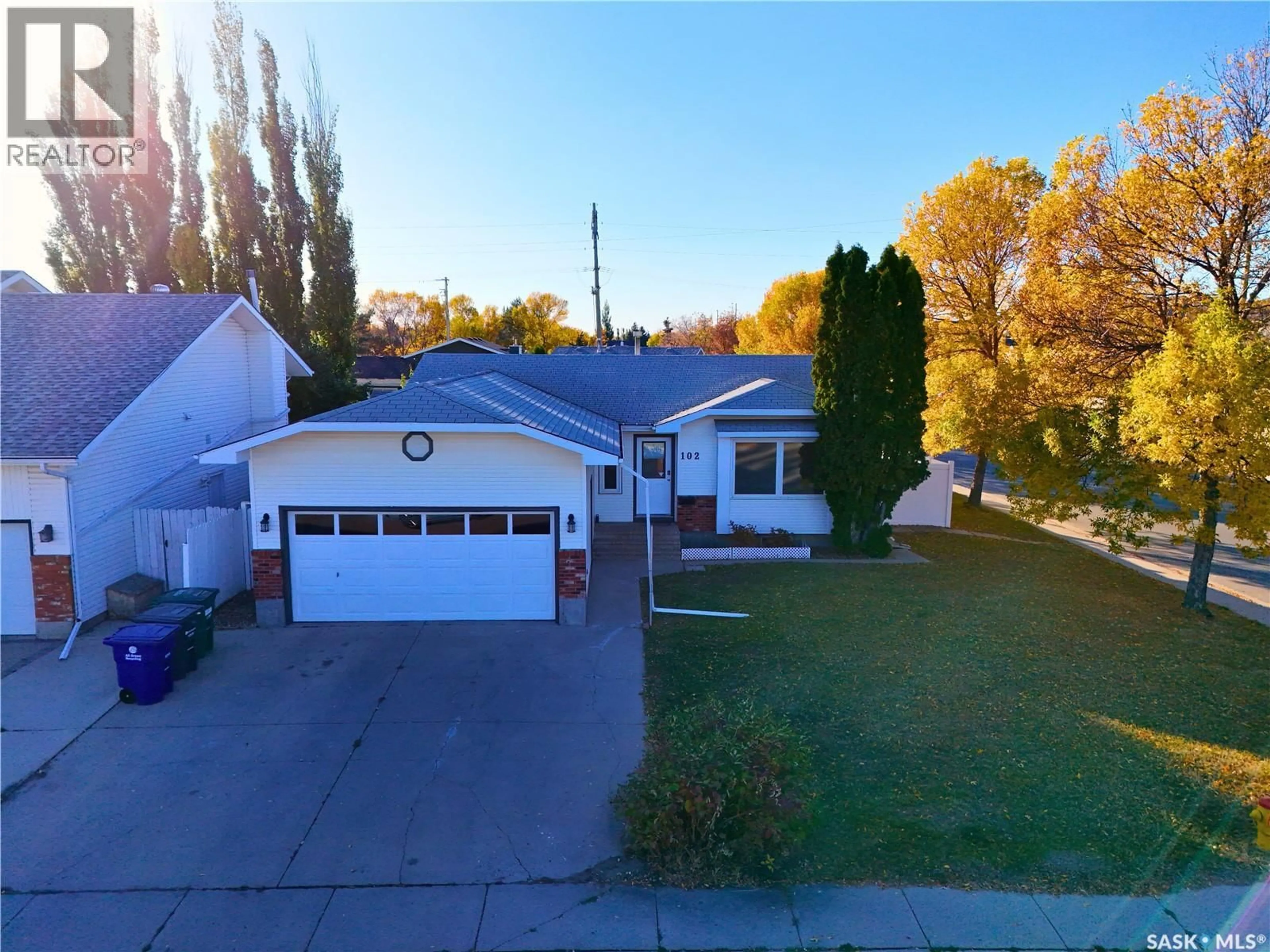 A pic from outside/outdoor area/front of a property/back of a property/a pic from drone, street for 102 BONLI CRESCENT, Saskatoon Saskatchewan S7N3Z8
