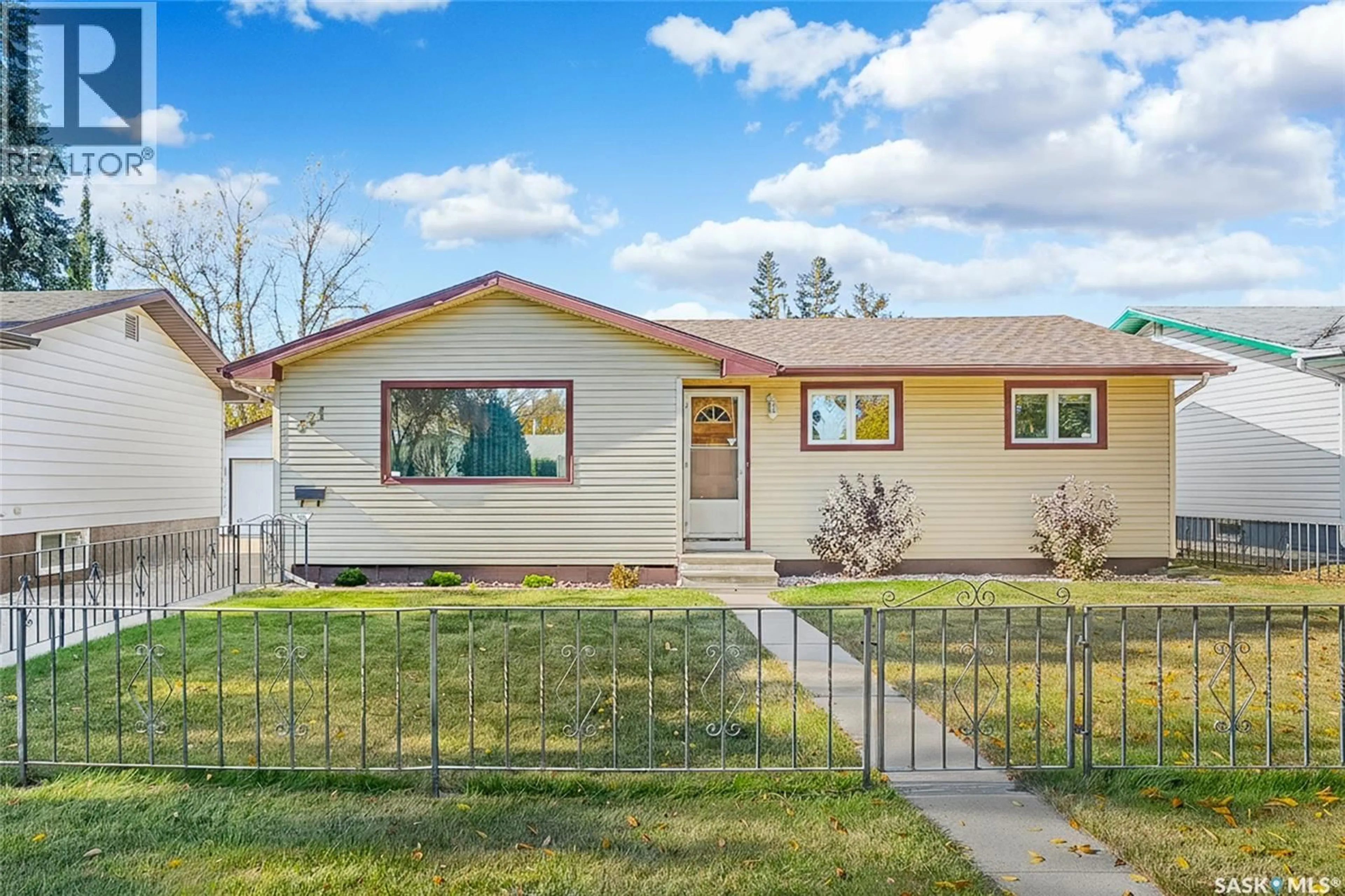 Home with vinyl exterior material, street for 421 WINNIPEG AVENUE, Saskatoon Saskatchewan S7M3M6