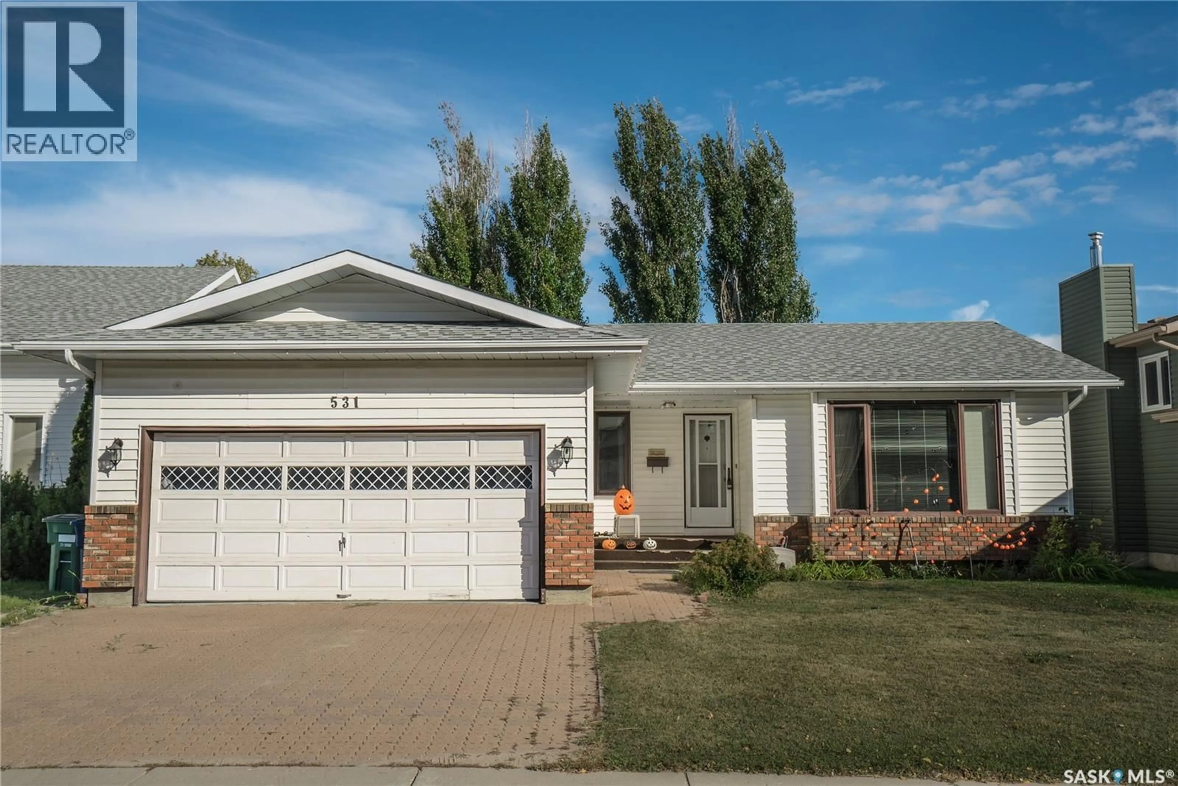 Home with vinyl exterior material, street for 531 SMOOTHSTONE CRESCENT, Saskatoon Saskatchewan S7J4T4
