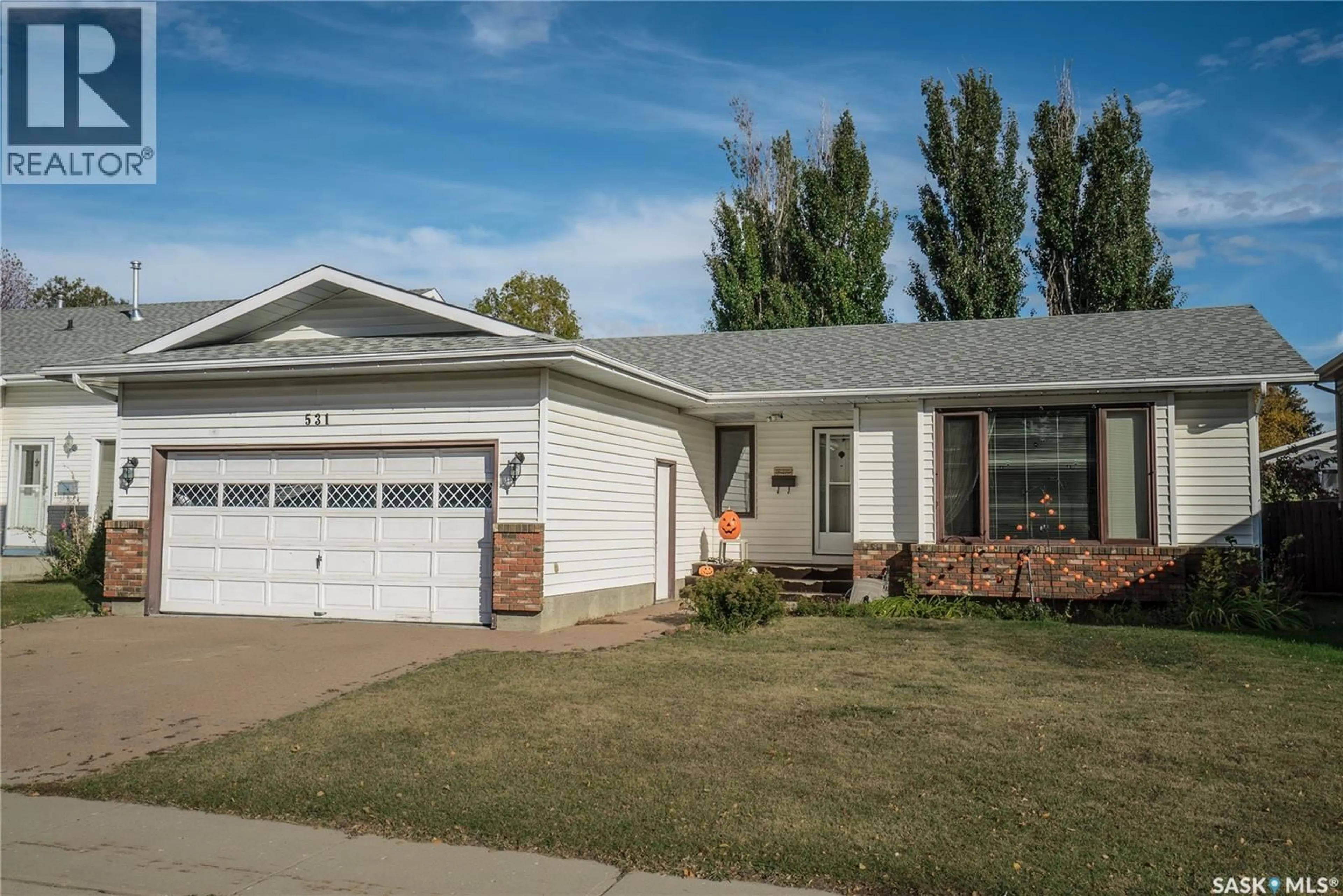 Home with vinyl exterior material, street for 531 SMOOTHSTONE CRESCENT, Saskatoon Saskatchewan S7J4T4