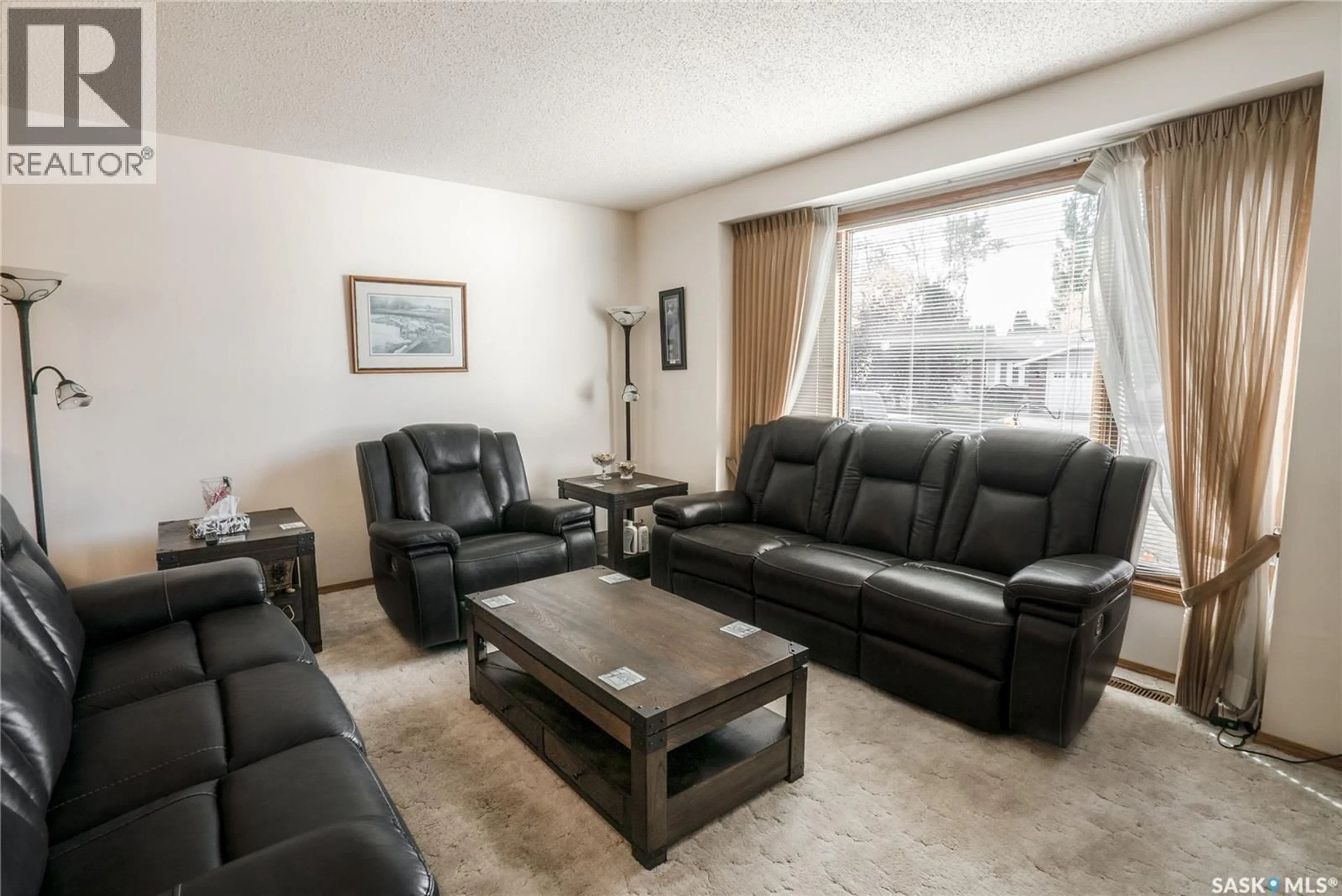 Living room with furniture, unknown for 531 SMOOTHSTONE CRESCENT, Saskatoon Saskatchewan S7J4T4