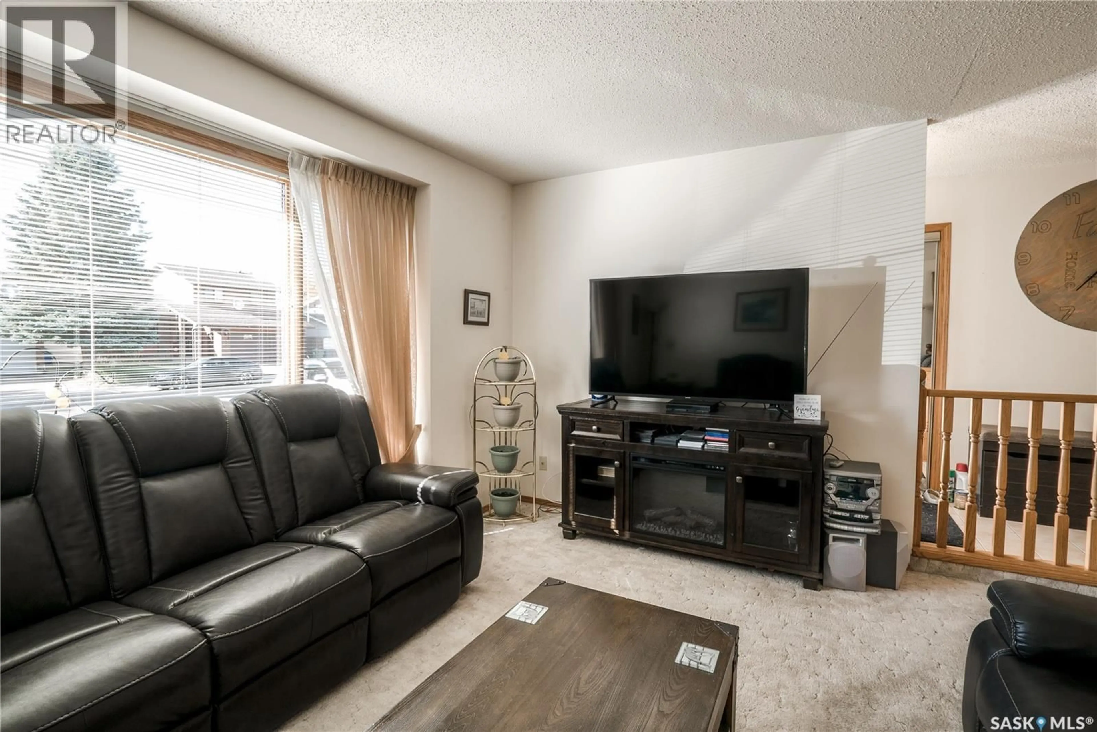 Living room with furniture, unknown for 531 SMOOTHSTONE CRESCENT, Saskatoon Saskatchewan S7J4T4