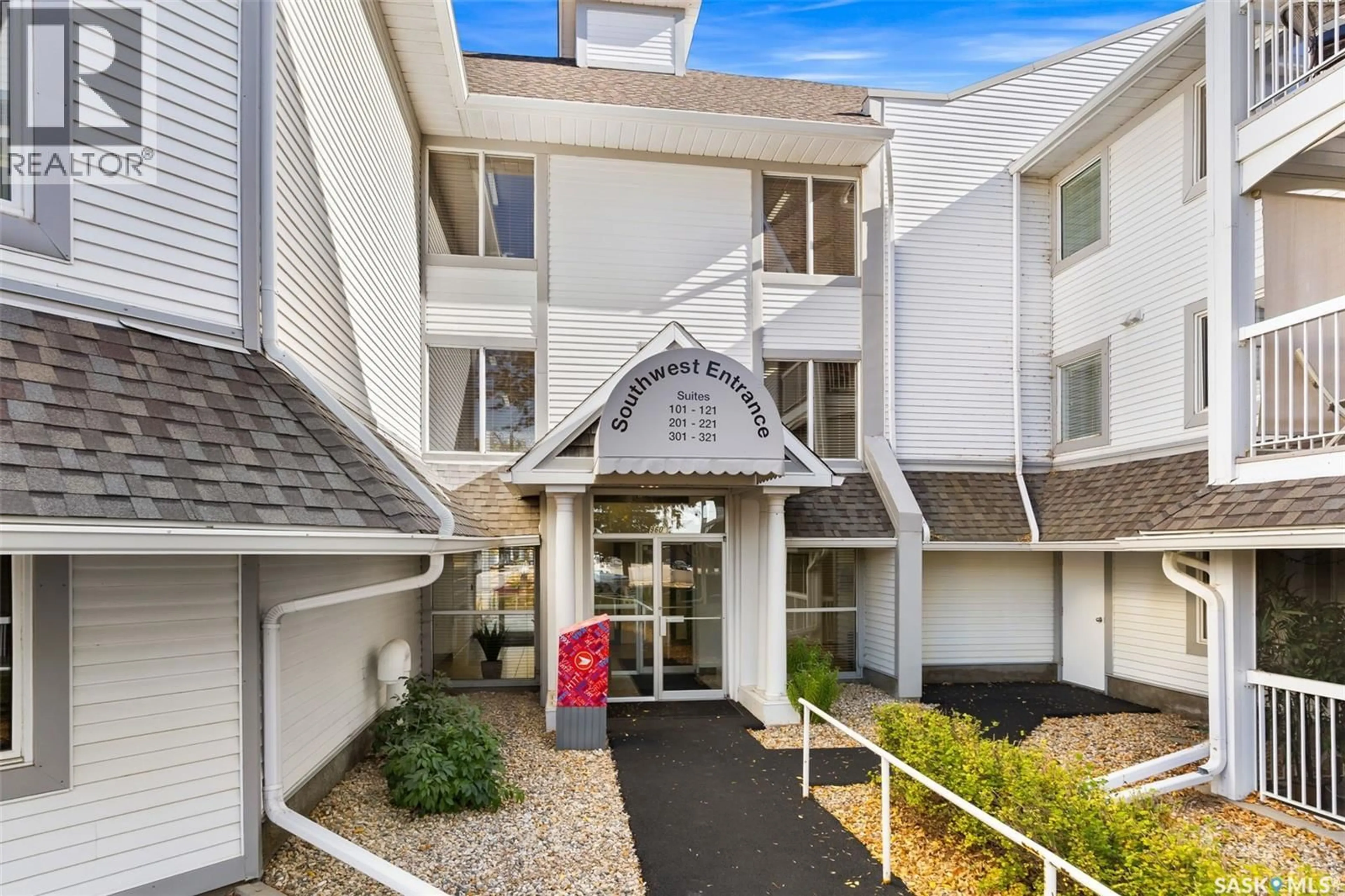 Indoor foyer for 201 960 ASSINIBOINE AVENUE, Regina Saskatchewan S4V2P8