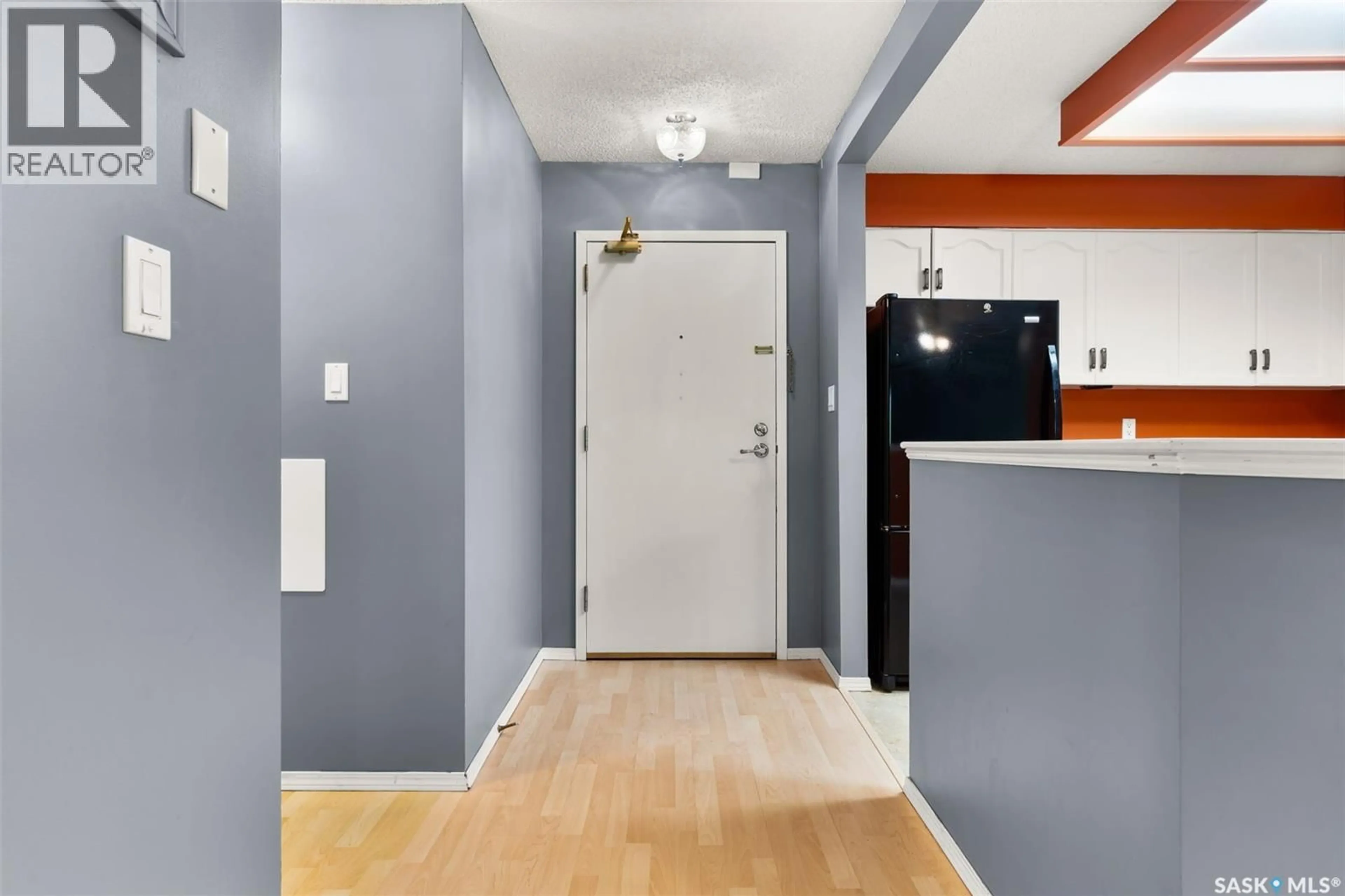 Indoor entryway for 201 960 ASSINIBOINE AVENUE, Regina Saskatchewan S4V2P8