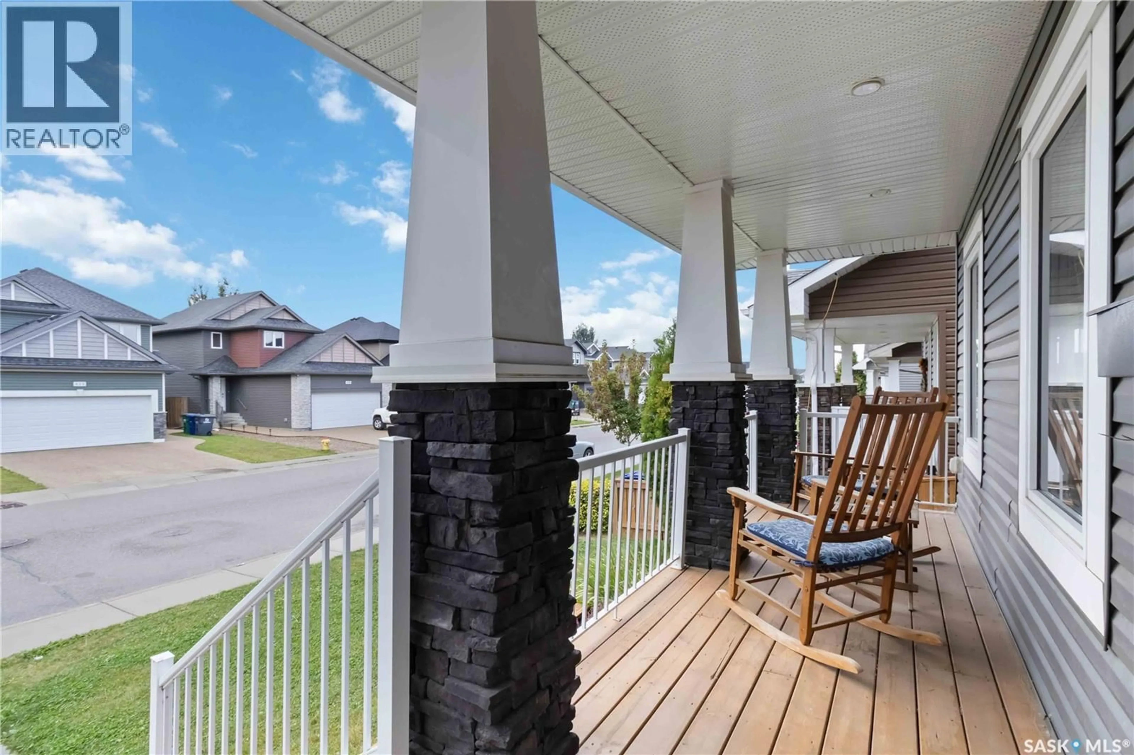Patio, street for 426 VELTKAMP CRESCENT, Saskatoon Saskatchewan S7T0S2