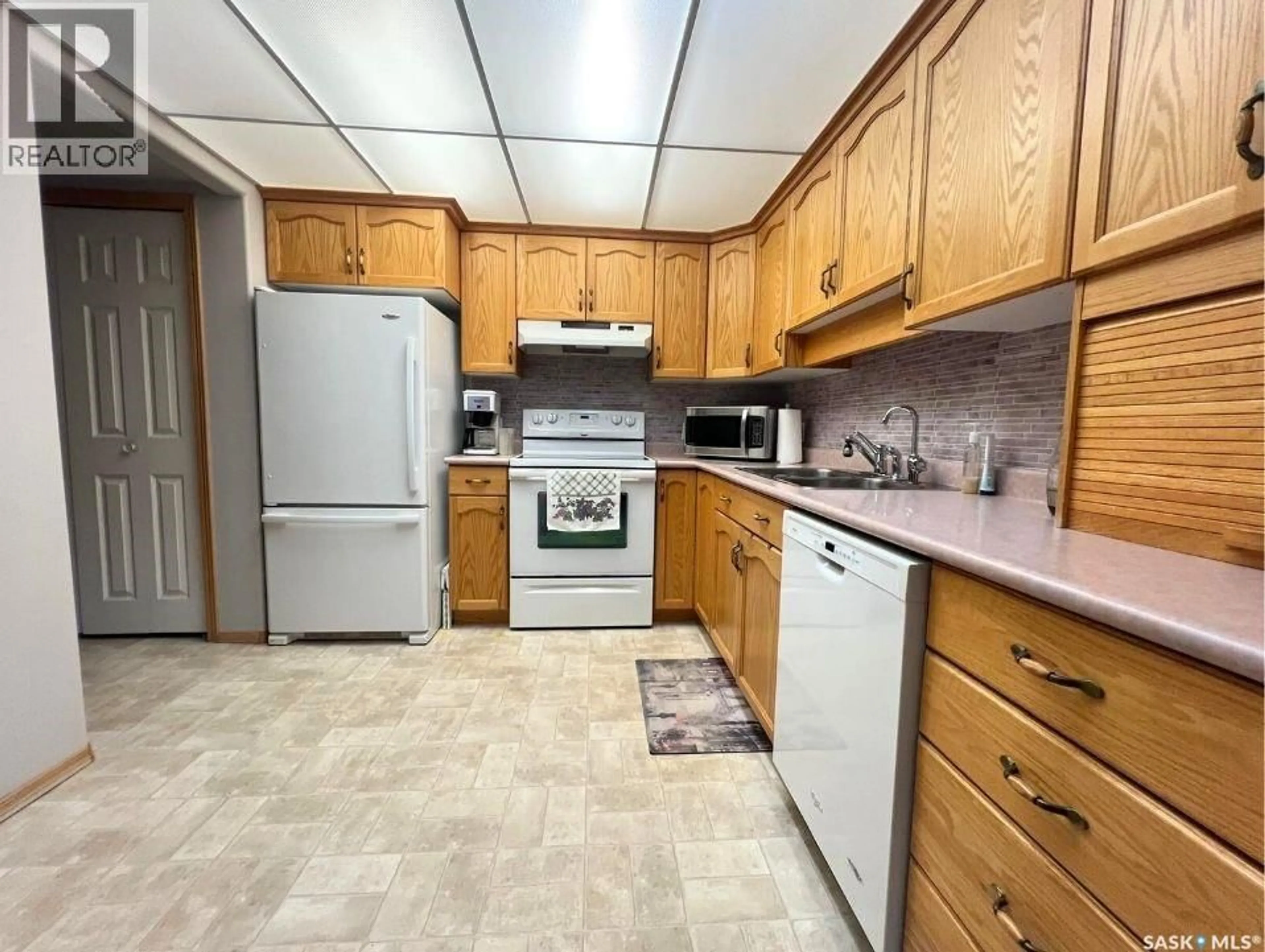 Standard kitchen, unknown for 201 230 LISTER KAYE CRESCENT, Swift Current Saskatchewan S9H0A2