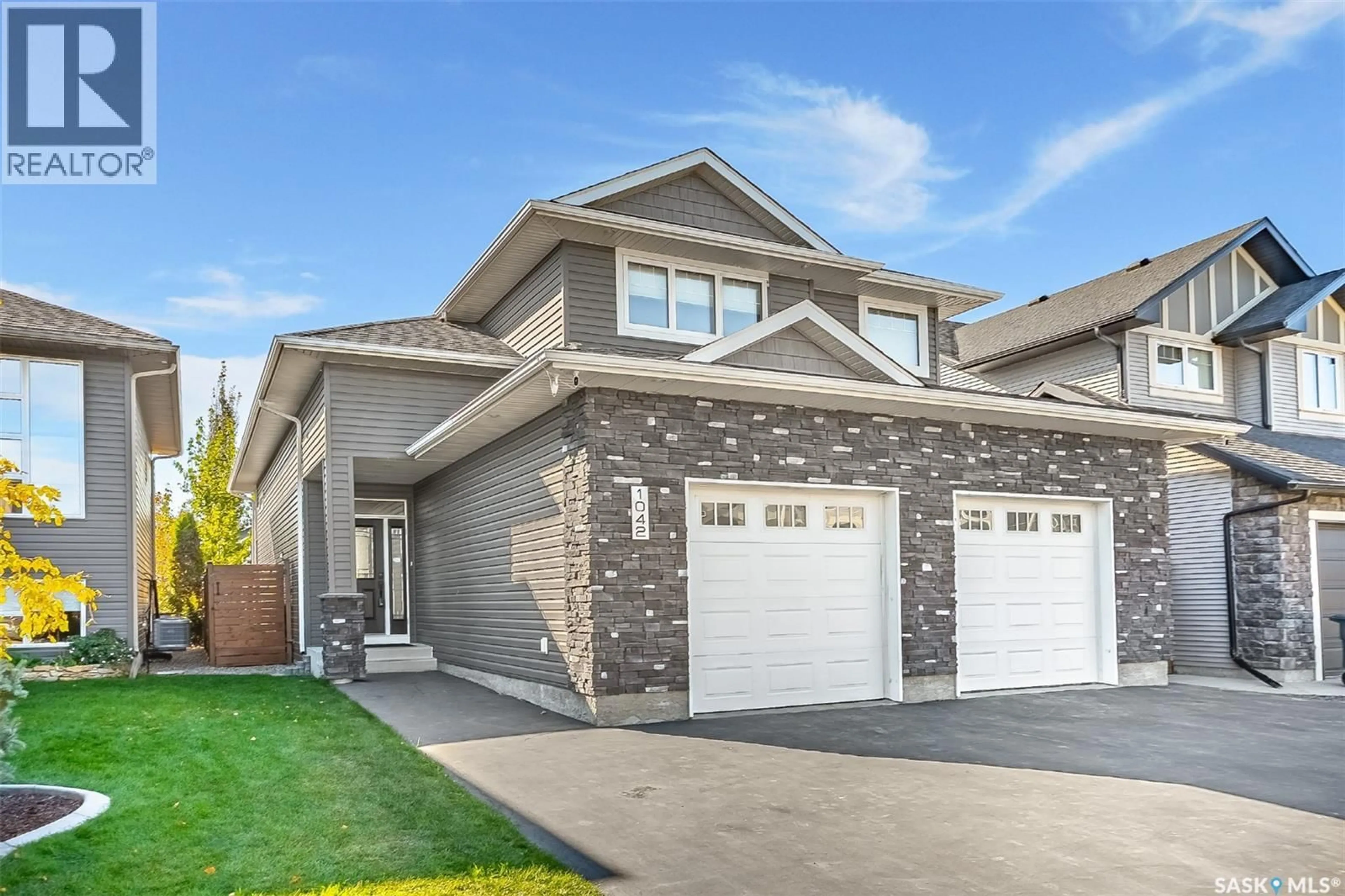 Home with vinyl exterior material, street for 1042 GLACIAL SHORES COMMON, Saskatoon Saskatchewan S7W0R3