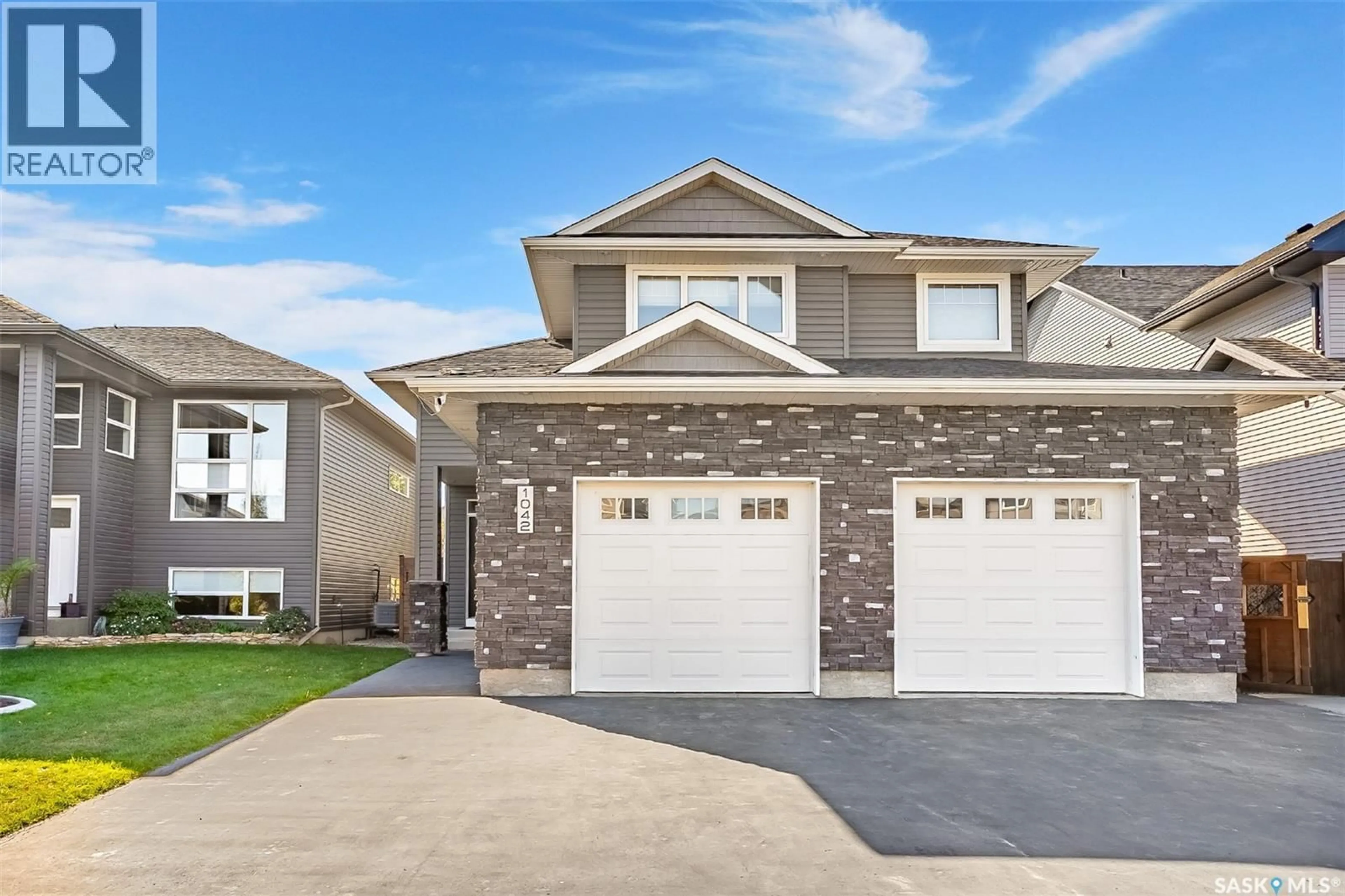 Home with vinyl exterior material, street for 1042 GLACIAL SHORES COMMON, Saskatoon Saskatchewan S7W0R3