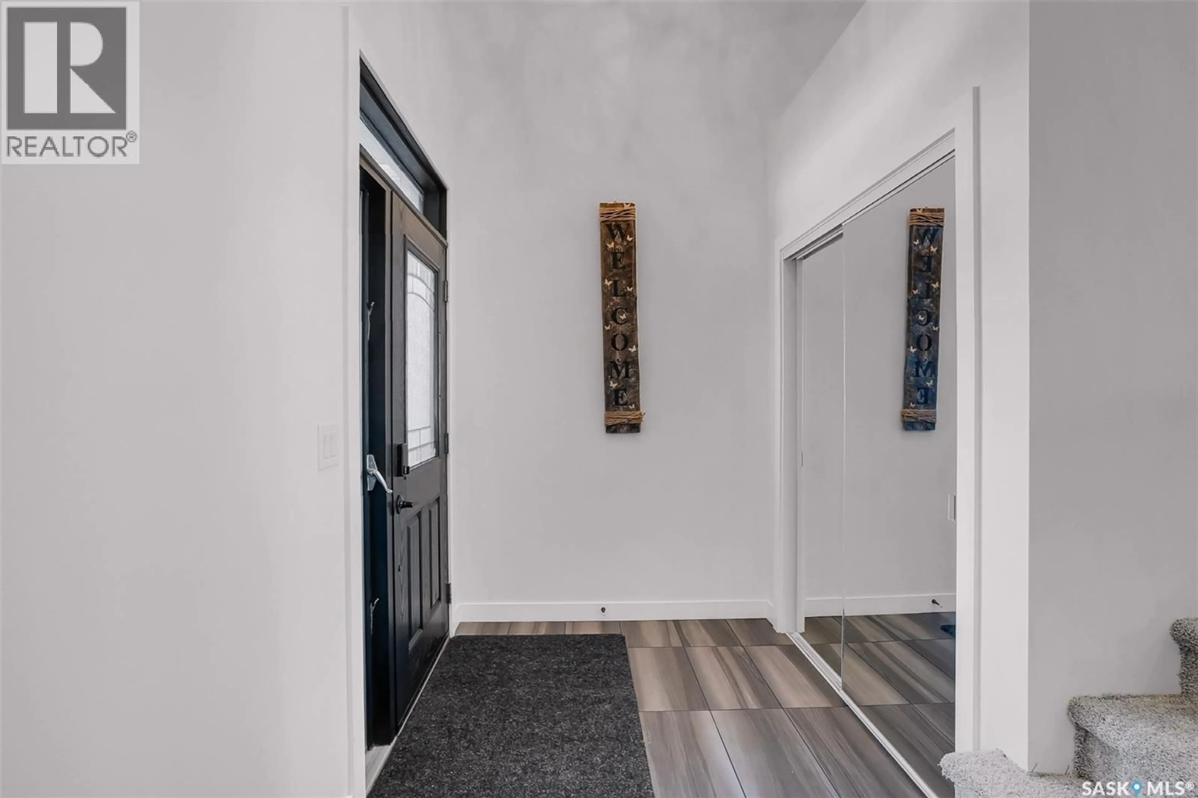 Indoor entryway for 1042 GLACIAL SHORES COMMON, Saskatoon Saskatchewan S7W0R3