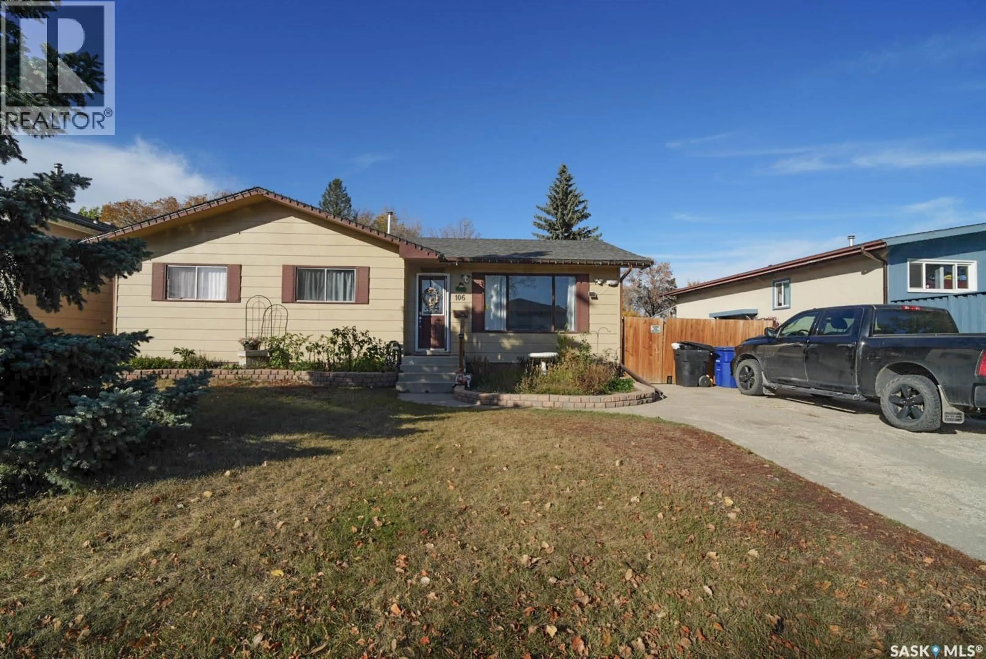 A pic from outside/outdoor area/front of a property/back of a property/a pic from drone, street for 106 CLANCY DRIVE, Saskatoon Saskatchewan S7M4L2