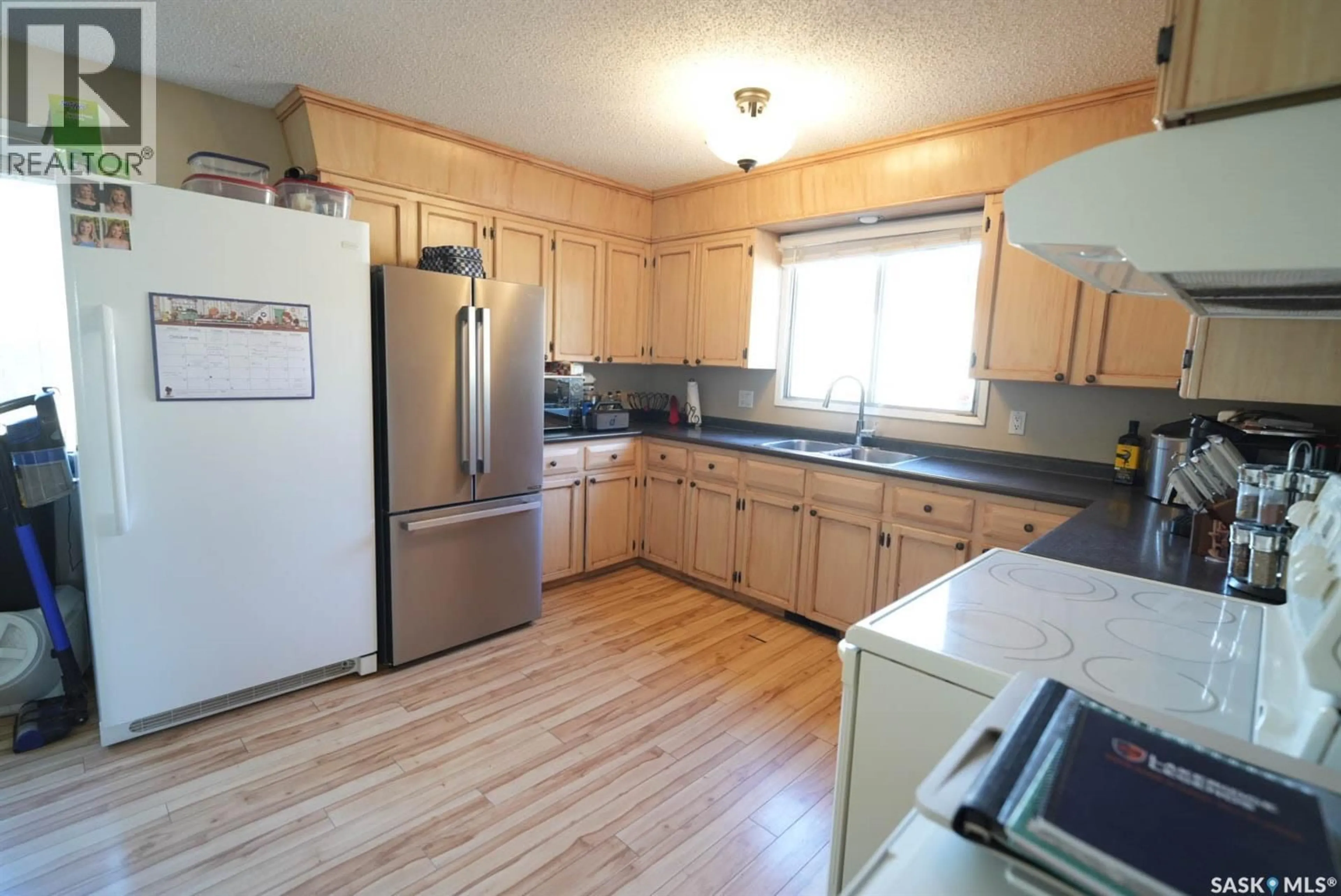 Standard kitchen, wood/laminate floor for 106 CLANCY DRIVE, Saskatoon Saskatchewan S7M4L2