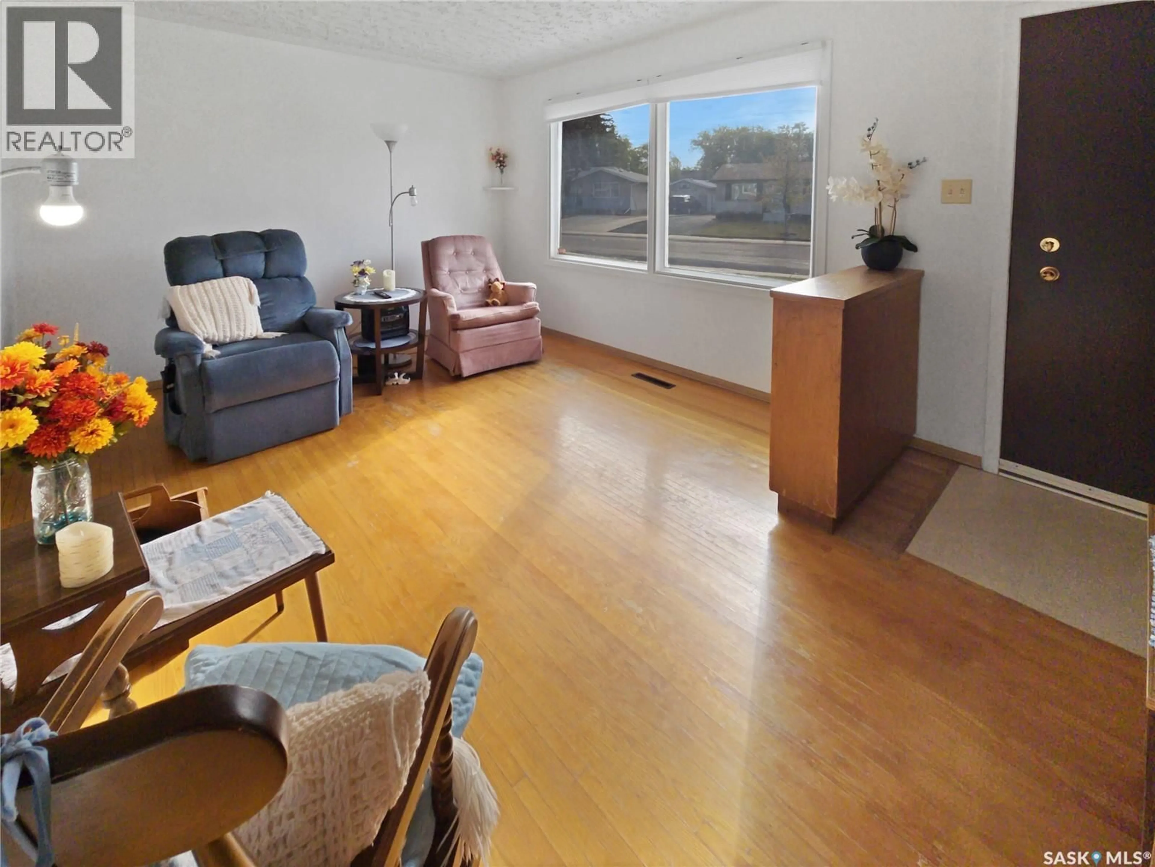 Living room with furniture, unknown for 63 MARLBOROUGH CRESCENT, Saskatoon Saskatchewan S7L3T8