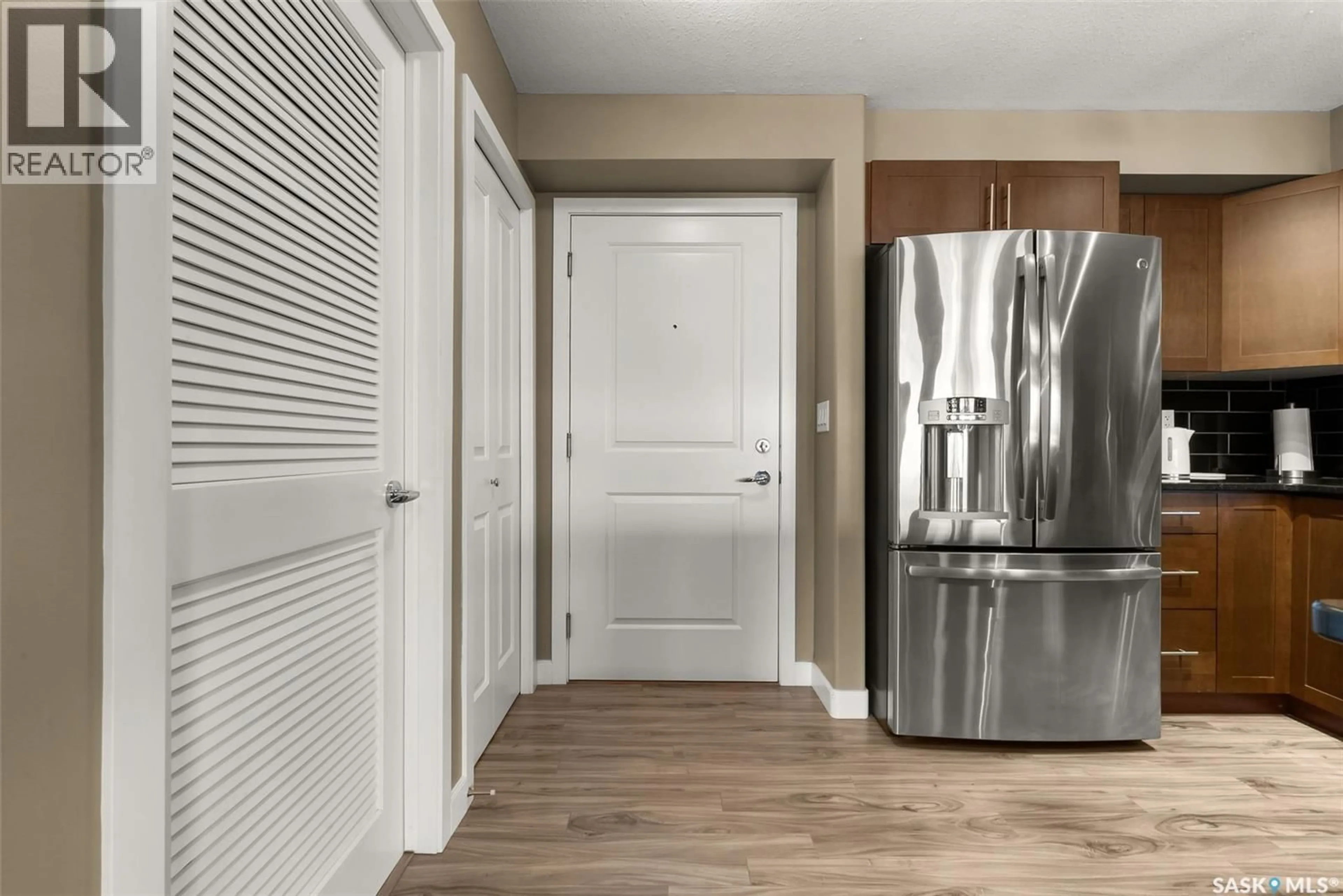 Indoor entryway for 107 - 2311 WINDSOR PARK ROAD, Regina Saskatchewan S4V1S2