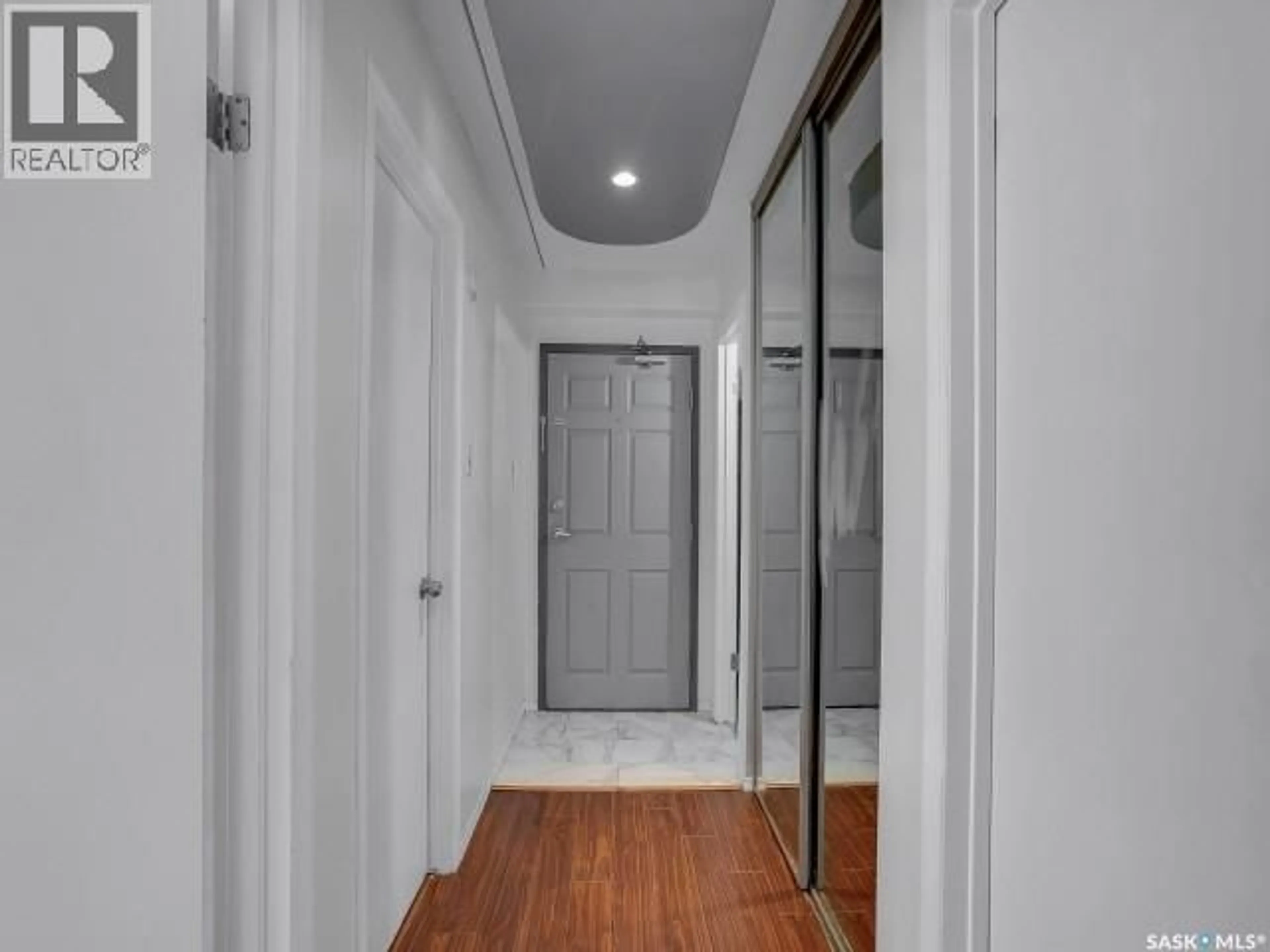 Indoor foyer for 11 20 ASSINIBOINE STREET, Saskatoon Saskatchewan S7K1H2