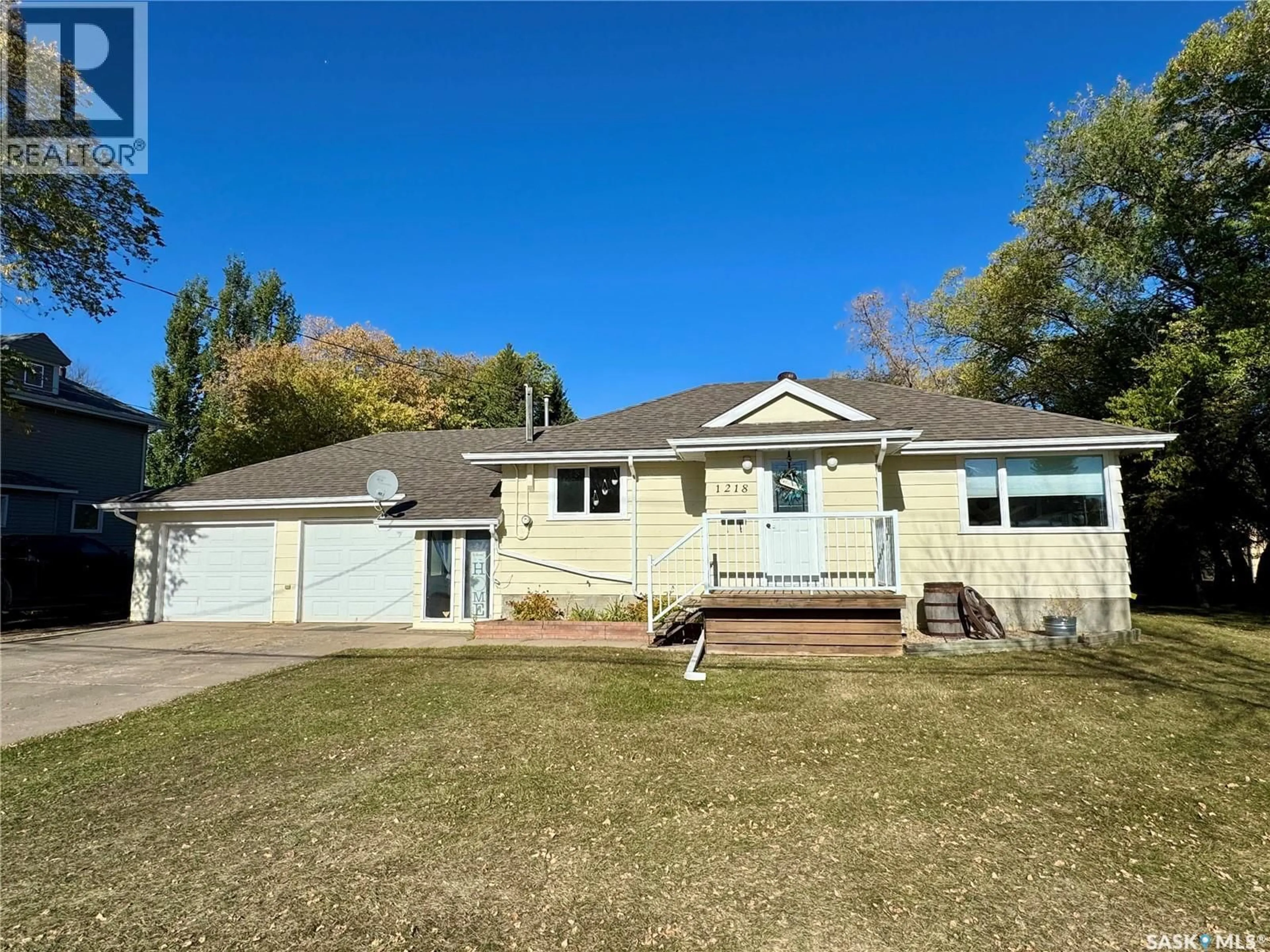 A pic from outside/outdoor area/front of a property/back of a property/a pic from drone, street for 1218 7TH STREET, Prince Albert Saskatchewan S6V0T9