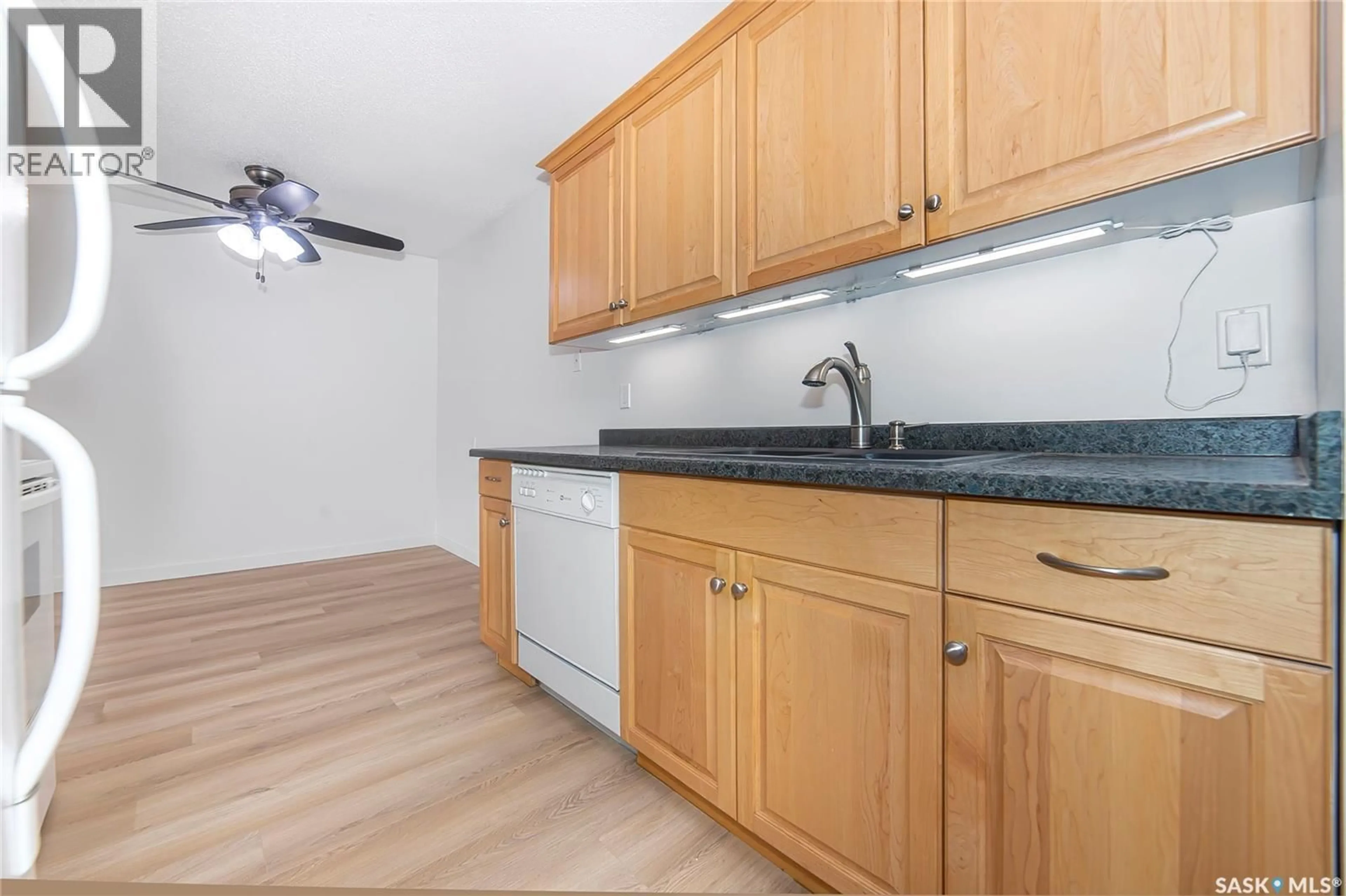 Standard kitchen, wood/laminate floor for 836 310 STILLWATER DRIVE, Saskatoon Saskatchewan S7J4H7