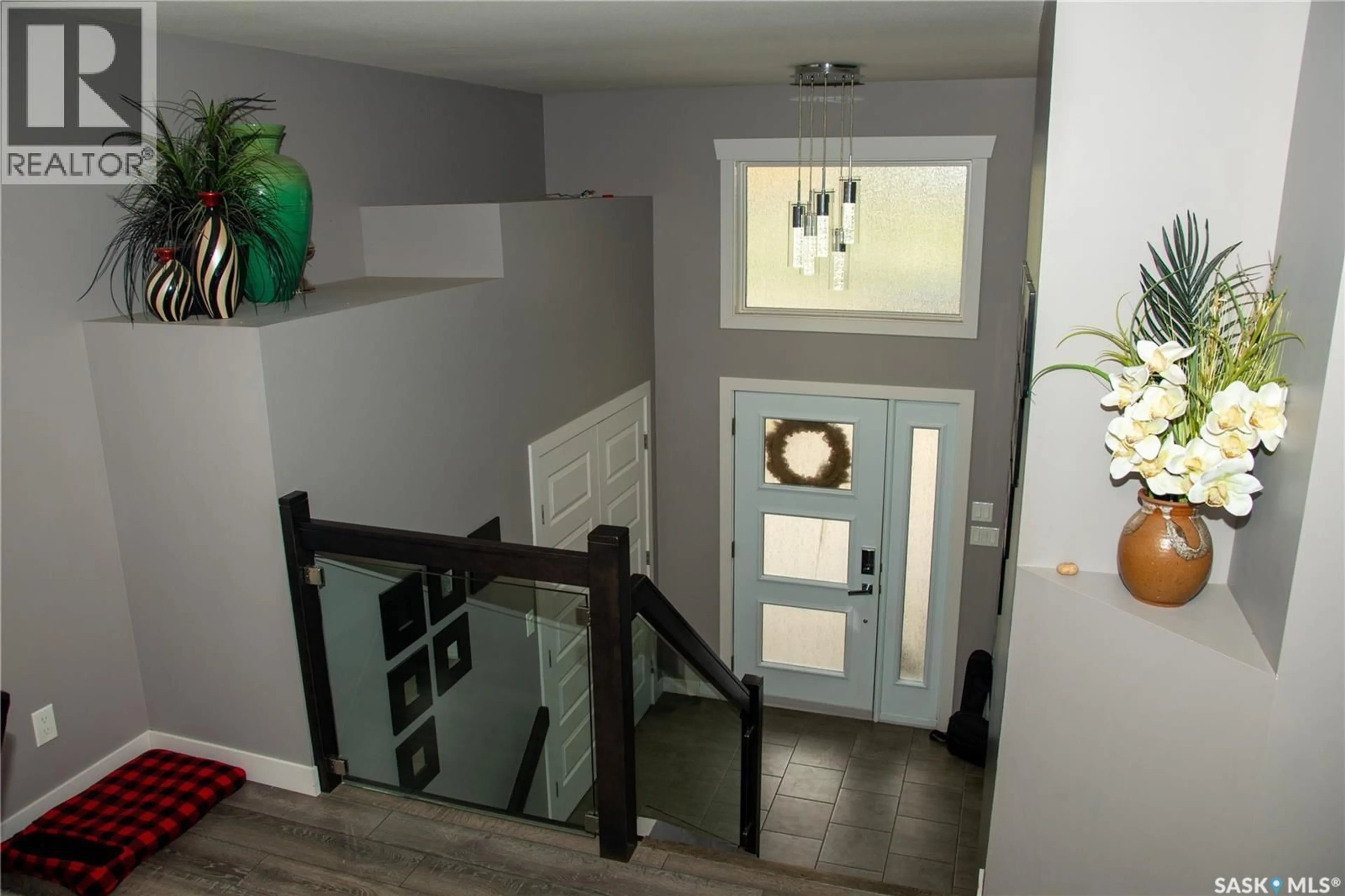 Indoor foyer for 312 FIRST AVENUE, Yorkton Saskatchewan S3N1K5
