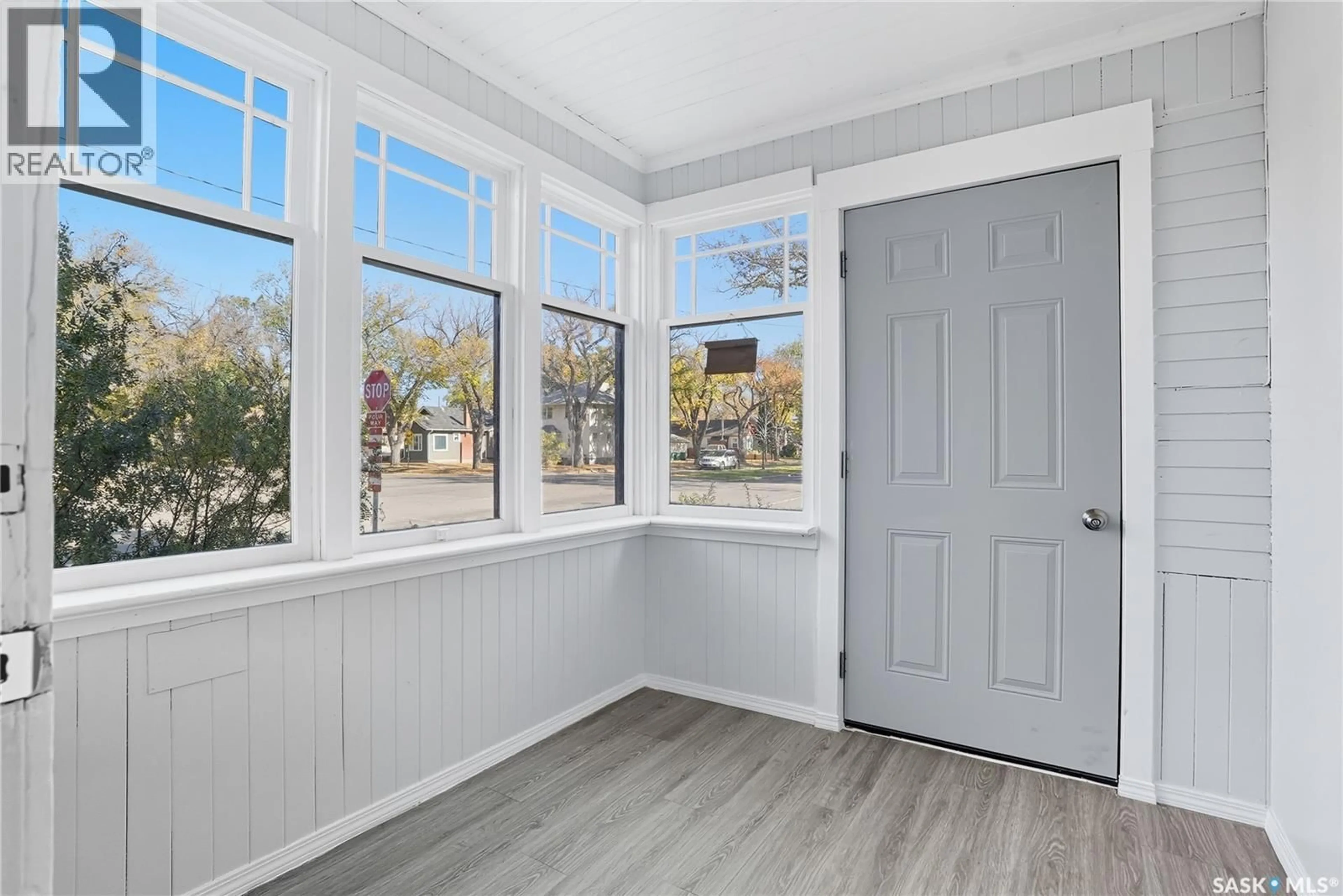 Indoor entryway for 717 E AVENUE N, Saskatoon Saskatchewan S7L2V3