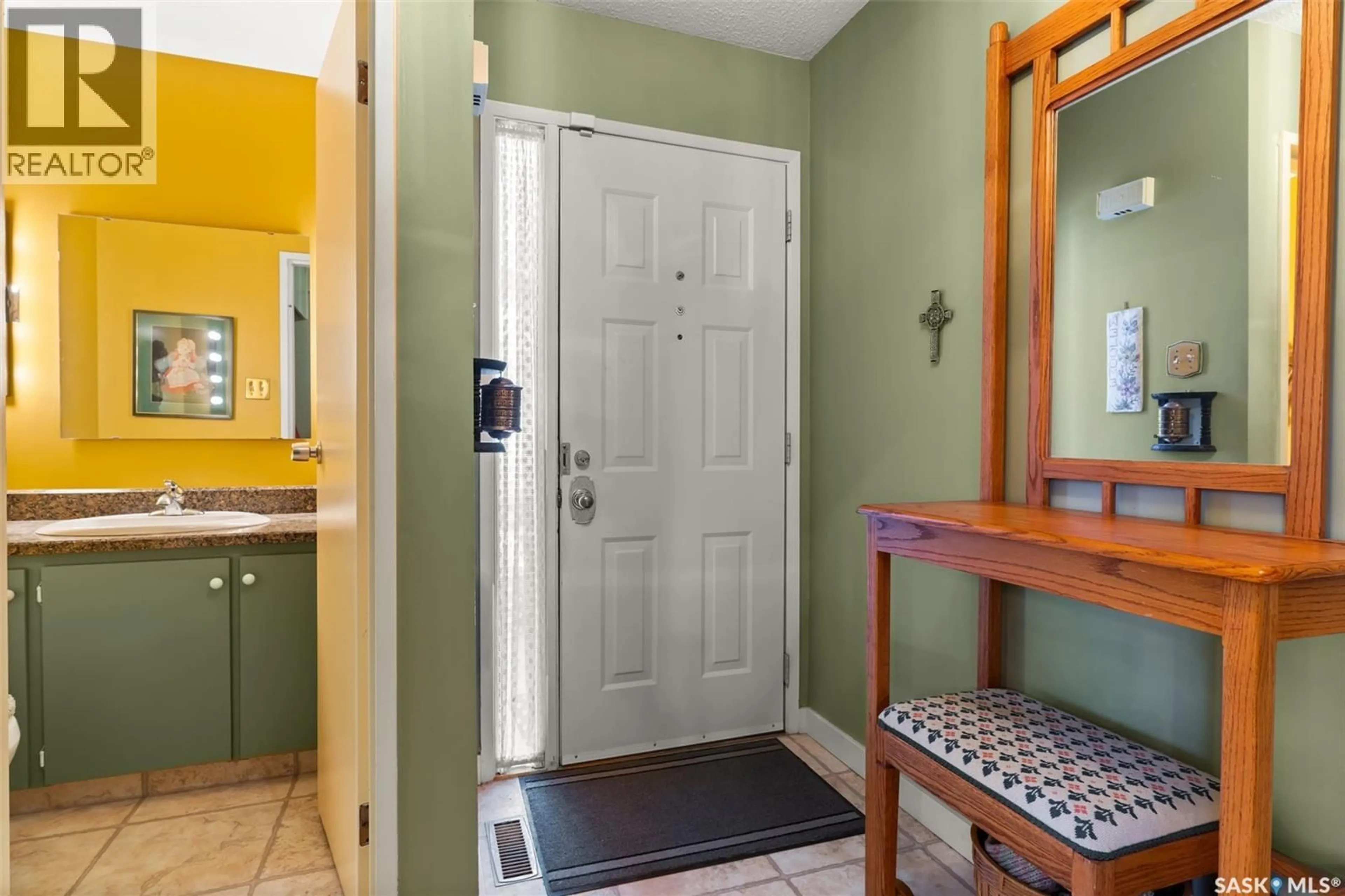 Indoor entryway for 1502 JUBILEE AVENUE, Regina Saskatchewan S4S3T3
