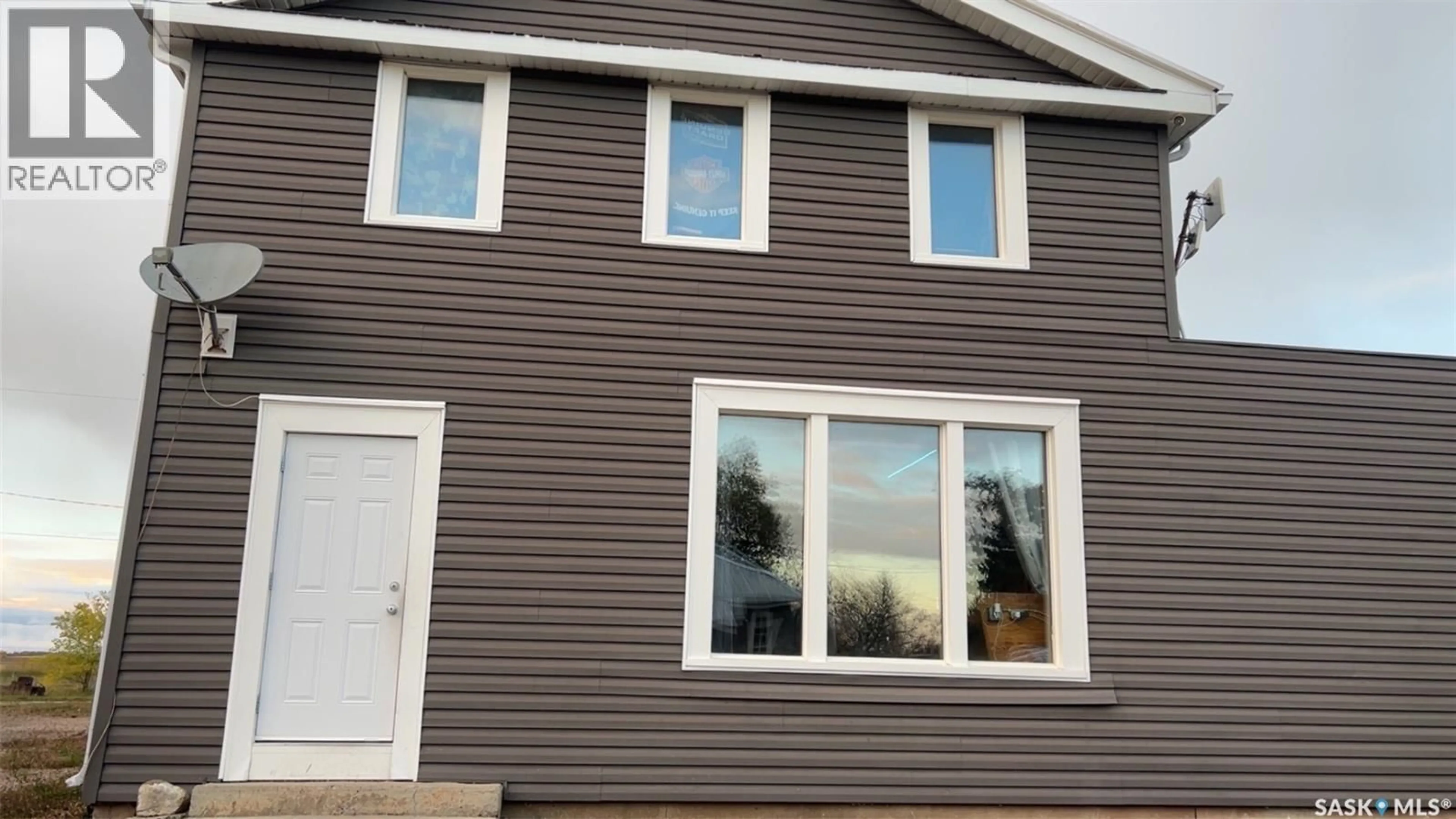 Home with vinyl exterior material, building for 1 MAIN STREET, Willowbrook Saskatchewan S0A4P0