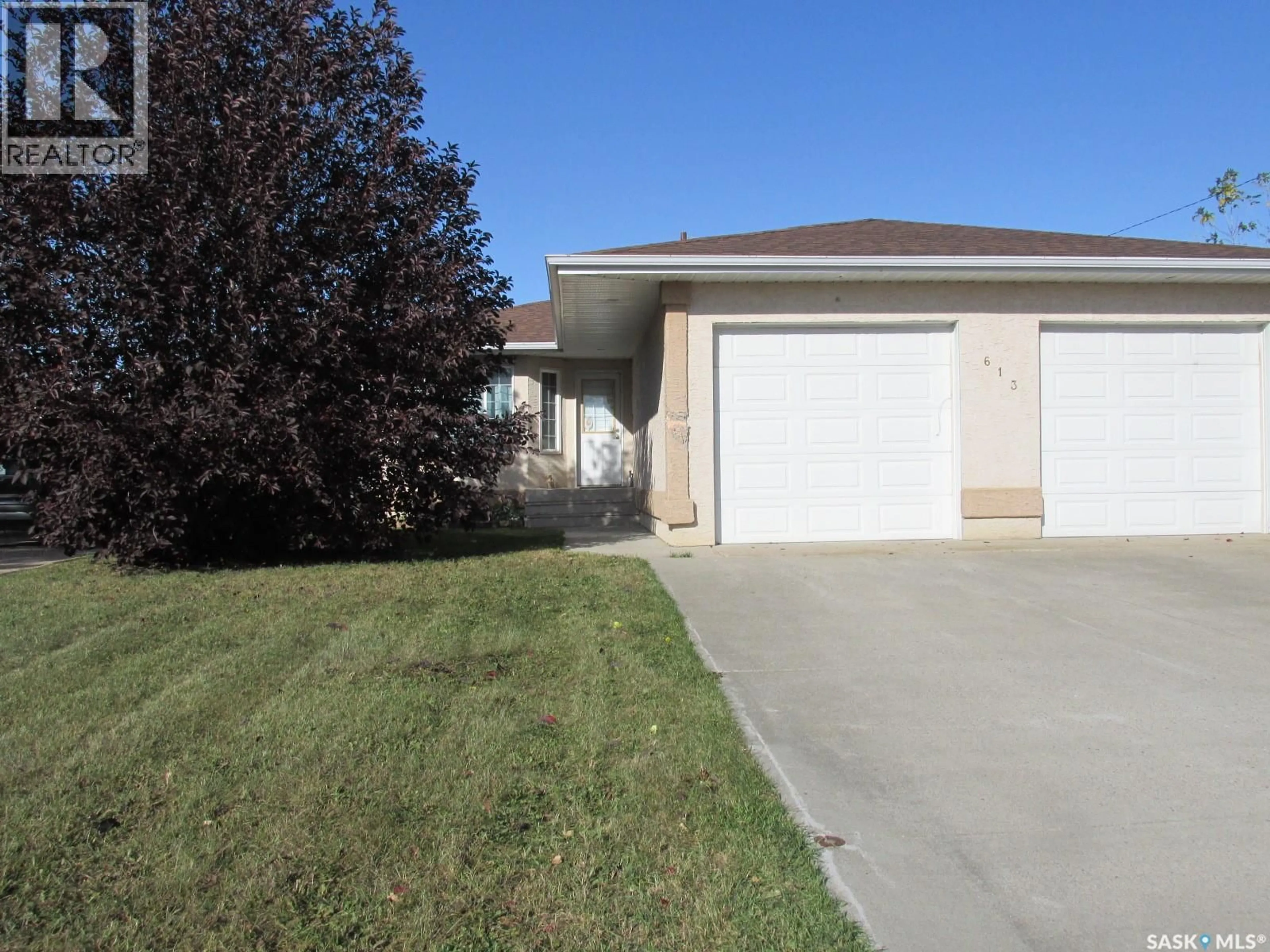 Home with vinyl exterior material, street for 613 9TH AVENUE, Nipawin Saskatchewan S0E1E0