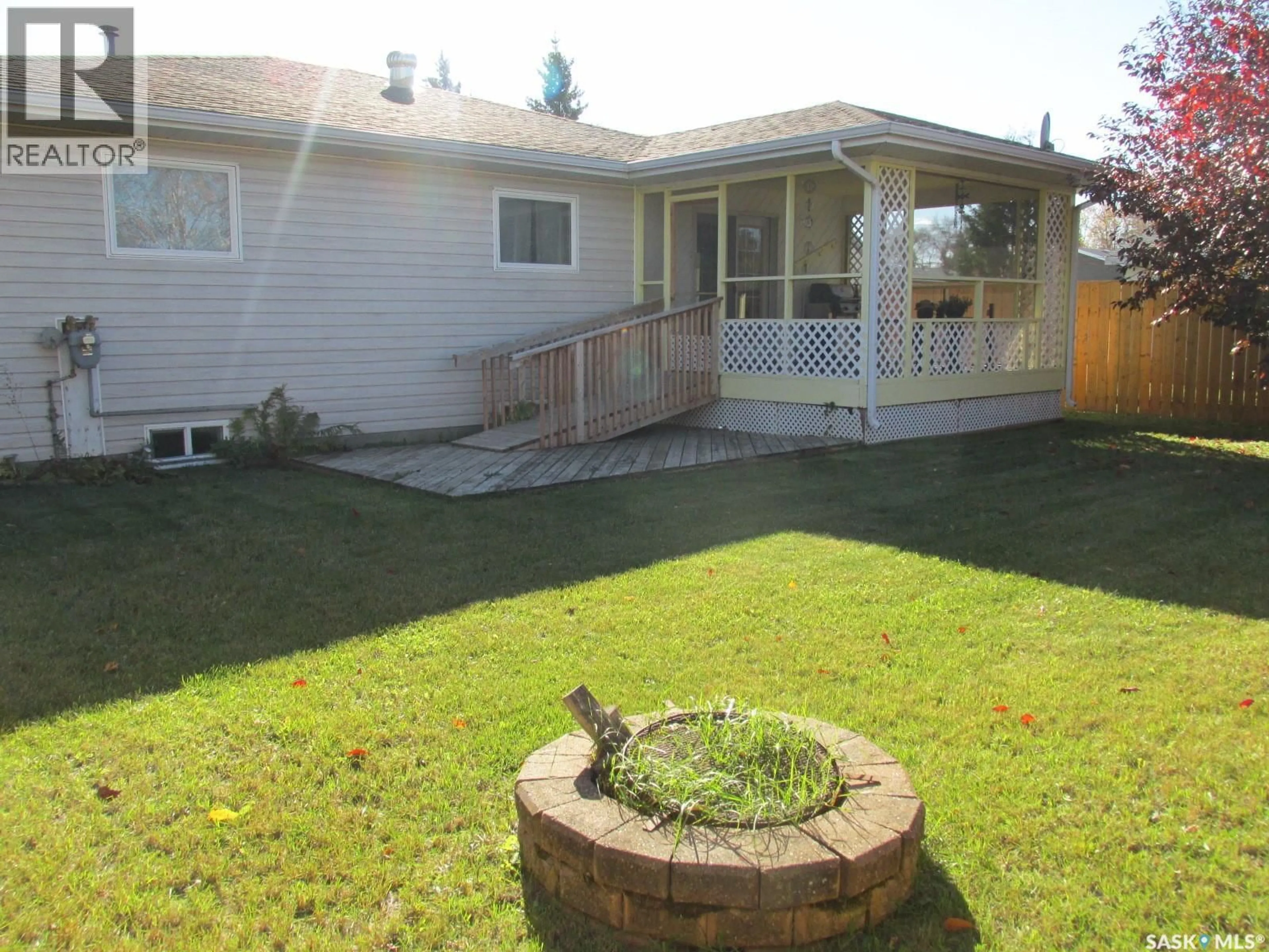 Patio, street for 613 9TH AVENUE, Nipawin Saskatchewan S0E1E0