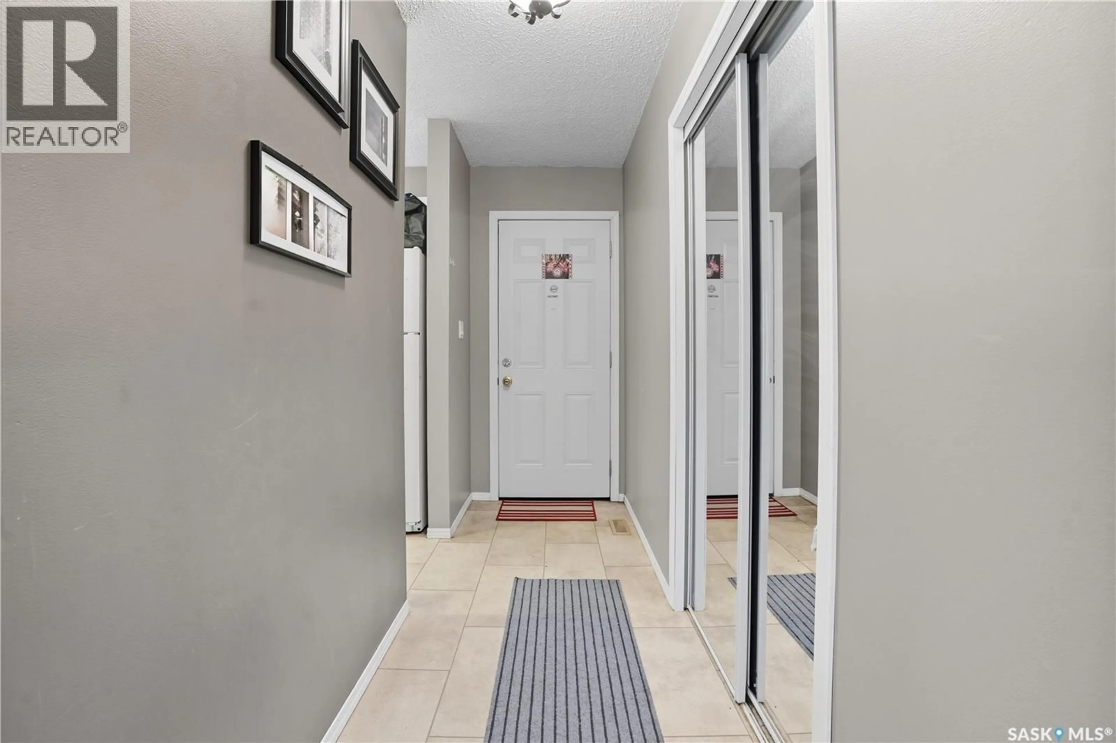 Indoor entryway for 338 CEDAR MEADOW DRIVE, Regina Saskatchewan S4X3J5