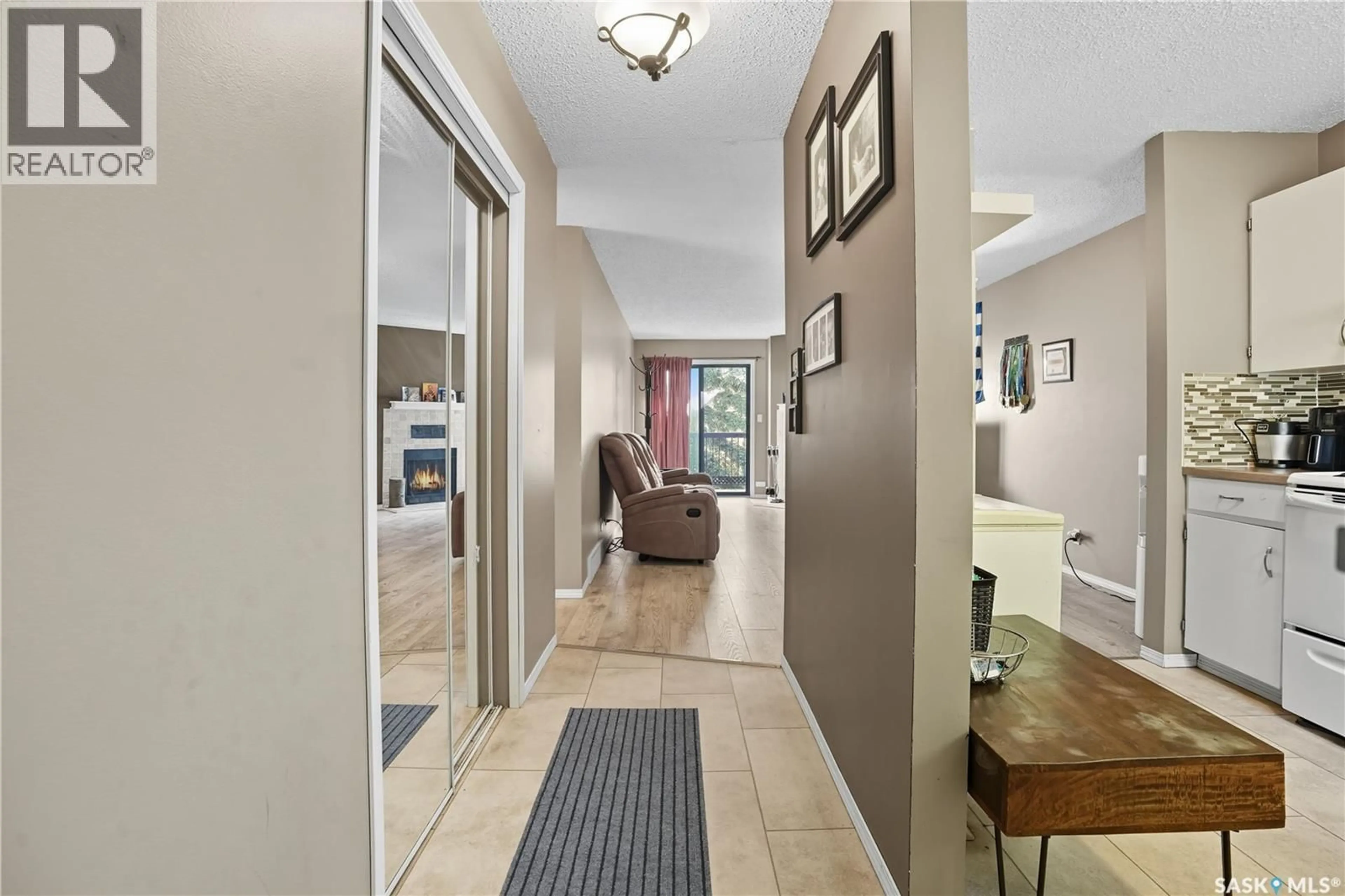 Indoor entryway for 338 CEDAR MEADOW DRIVE, Regina Saskatchewan S4X3J5