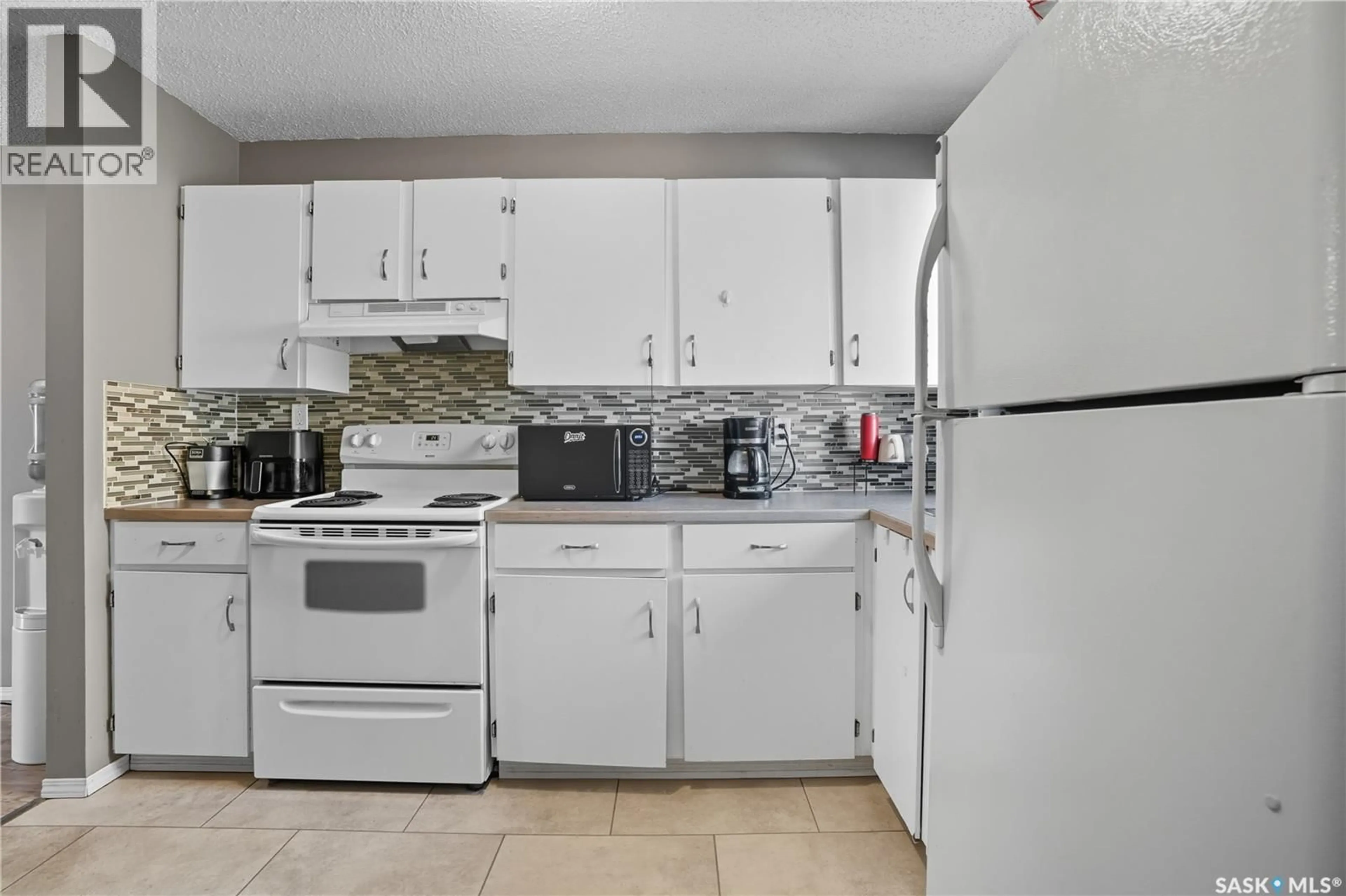 Standard kitchen, ceramic/tile floor for 338 CEDAR MEADOW DRIVE, Regina Saskatchewan S4X3J5