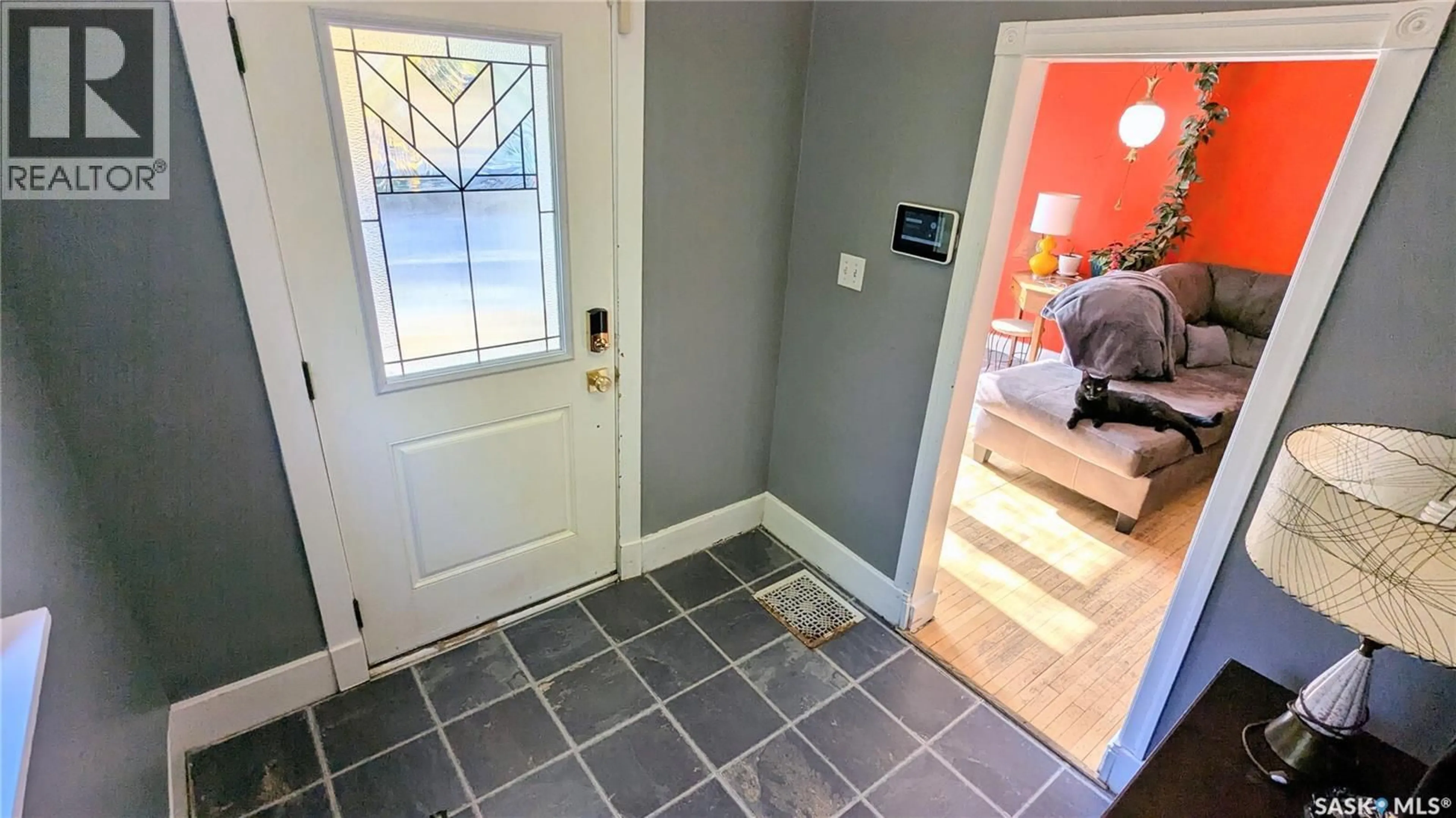 Indoor entryway for 404 25TH STREET, Saskatoon Saskatchewan S7L0C8