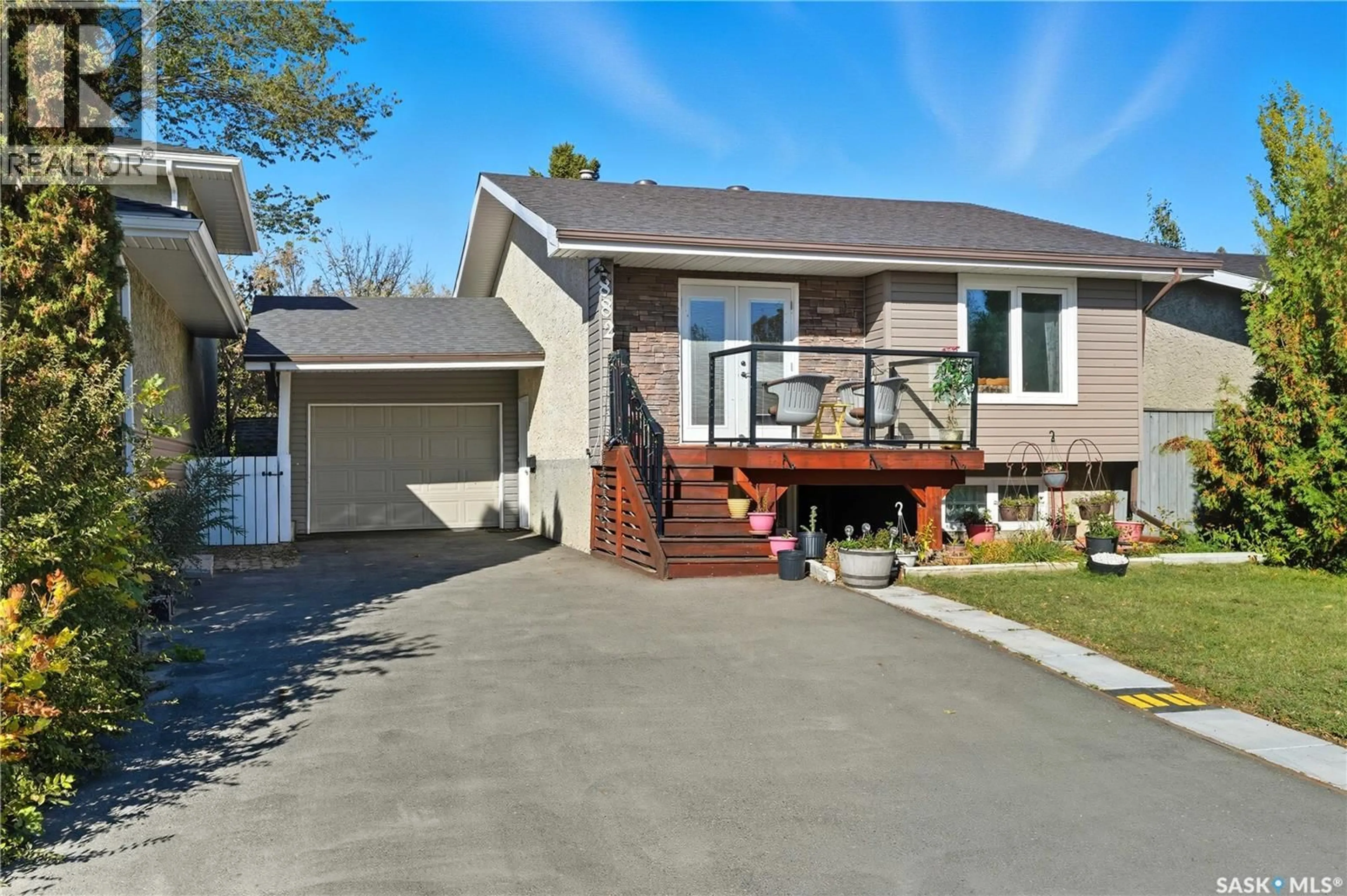 Home with vinyl exterior material, street for 882 SAMUELS CRESCENT, Regina Saskatchewan S4X2A5