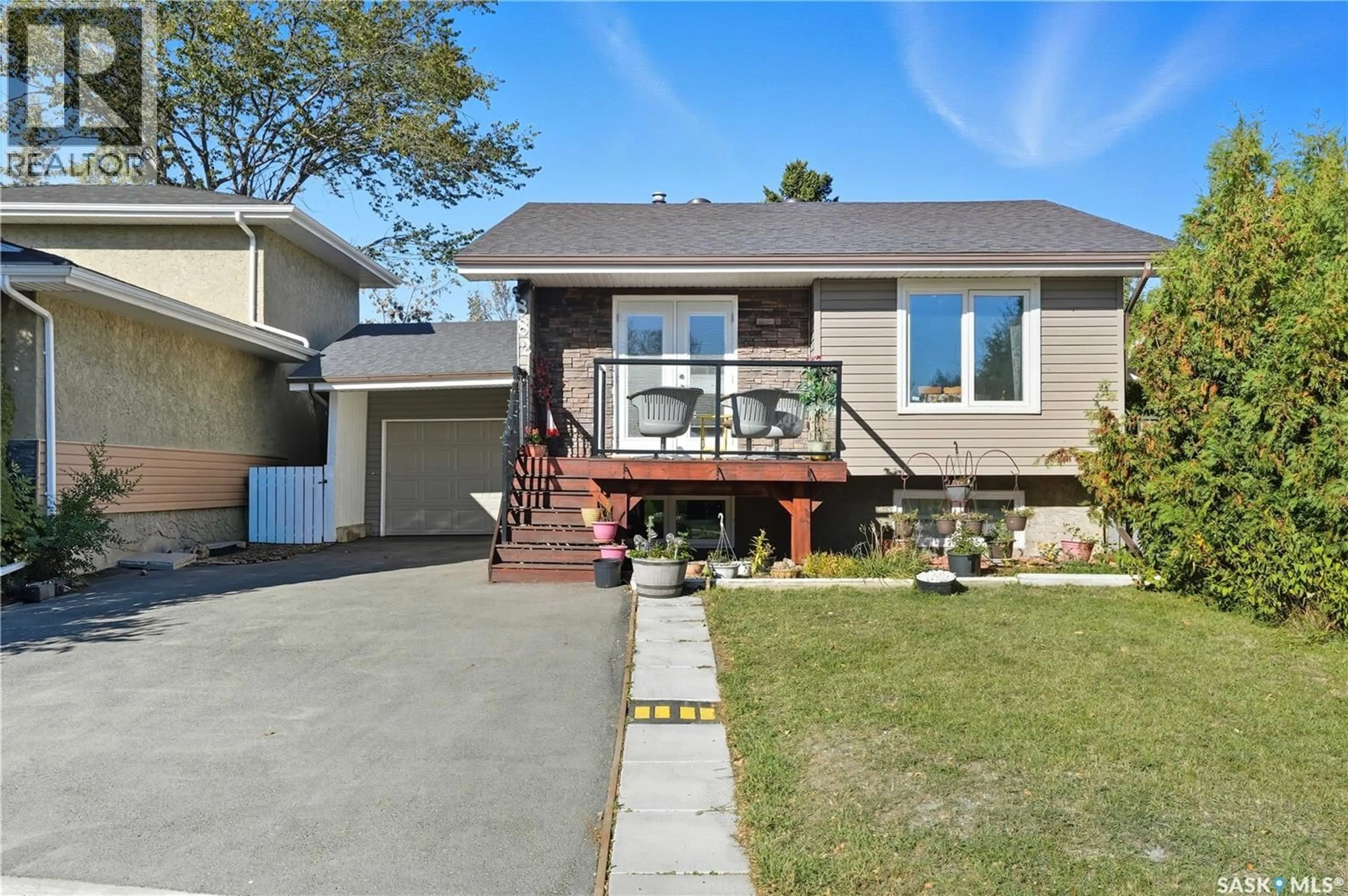 Home with vinyl exterior material, street for 882 SAMUELS CRESCENT, Regina Saskatchewan S4X2A5
