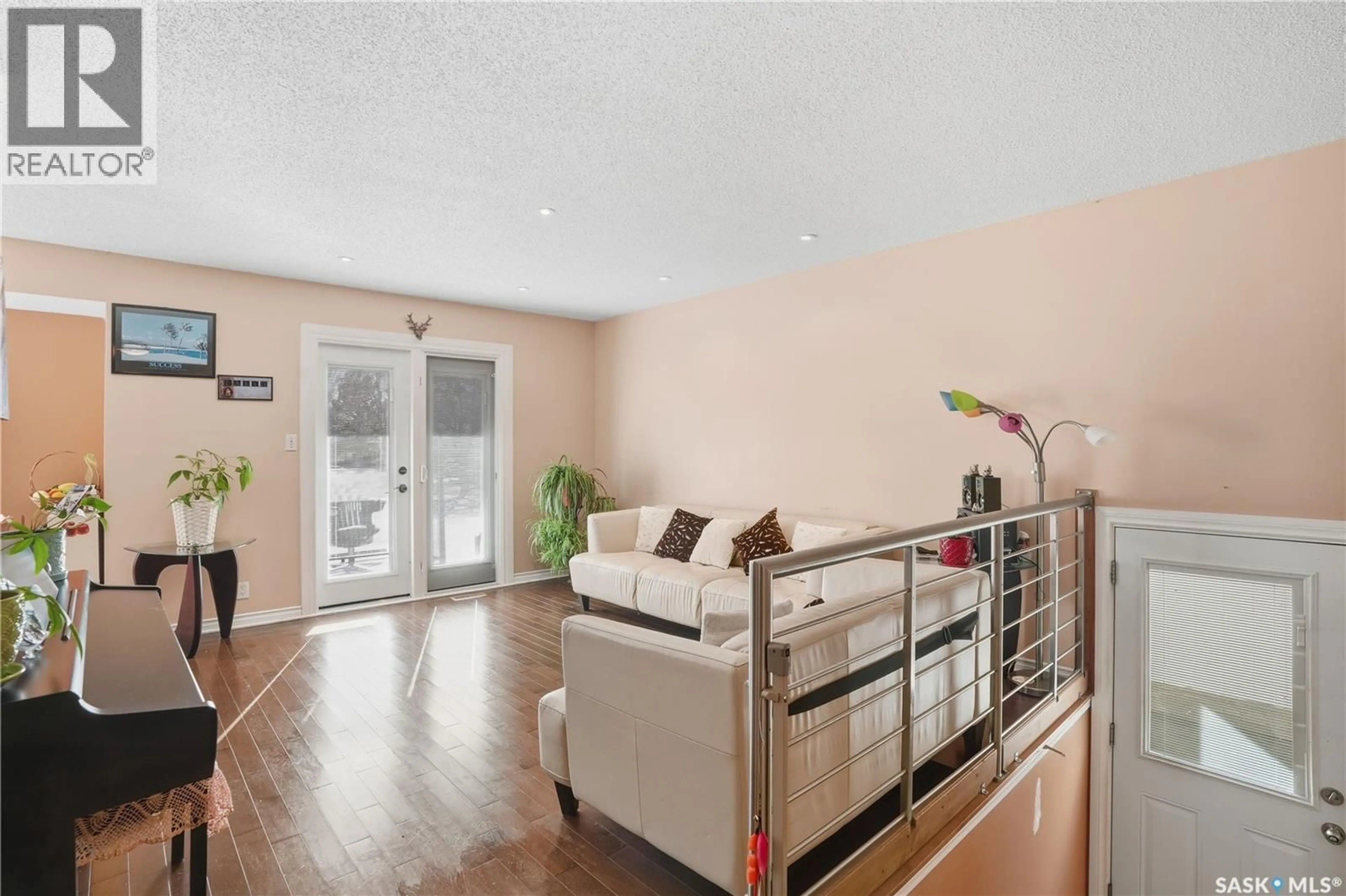 Indoor foyer for 882 SAMUELS CRESCENT, Regina Saskatchewan S4X2A5