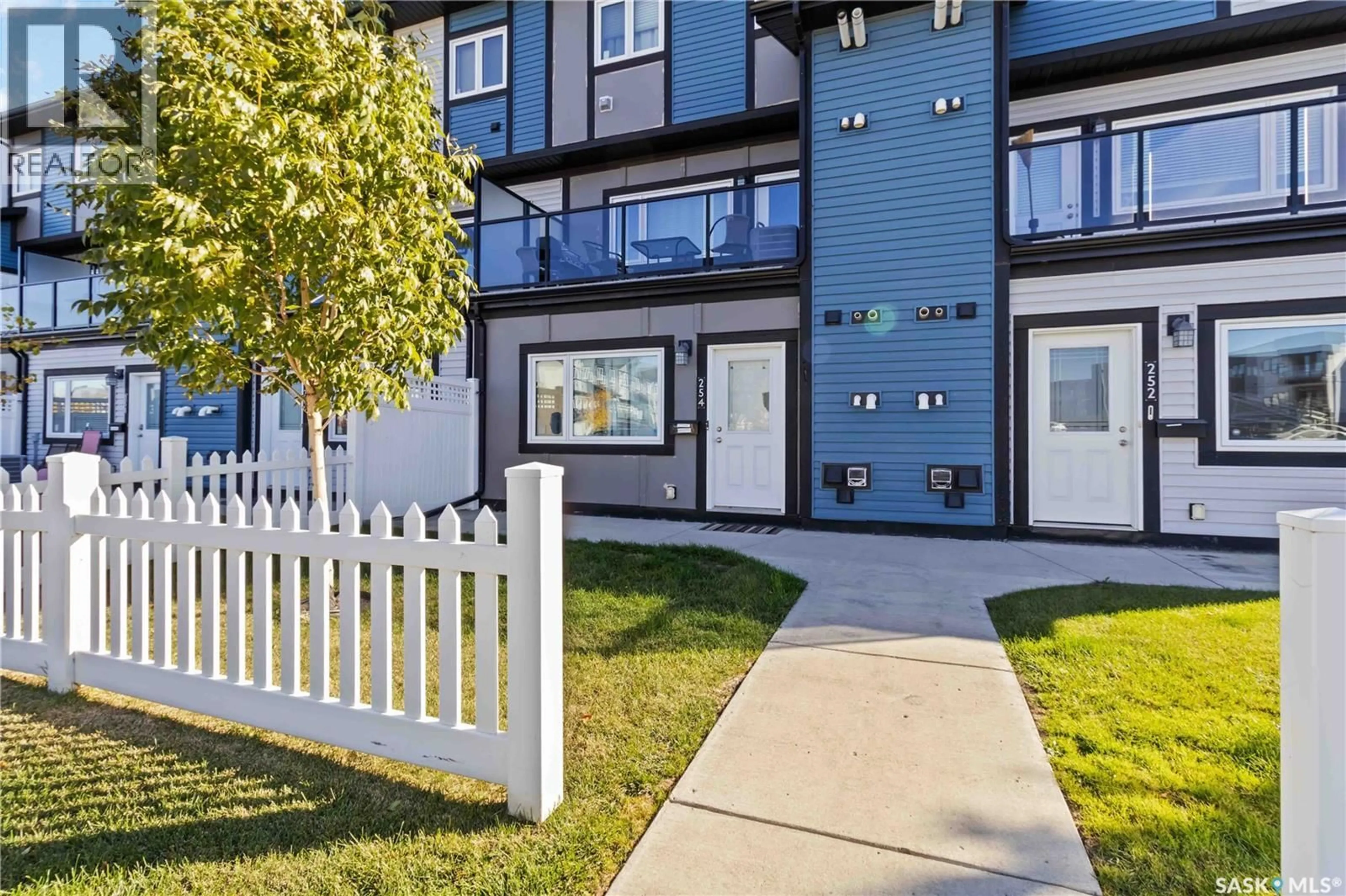 Patio, unknown for 250 - 254 AKHTAR BEND, Saskatoon Saskatchewan S7W0W4