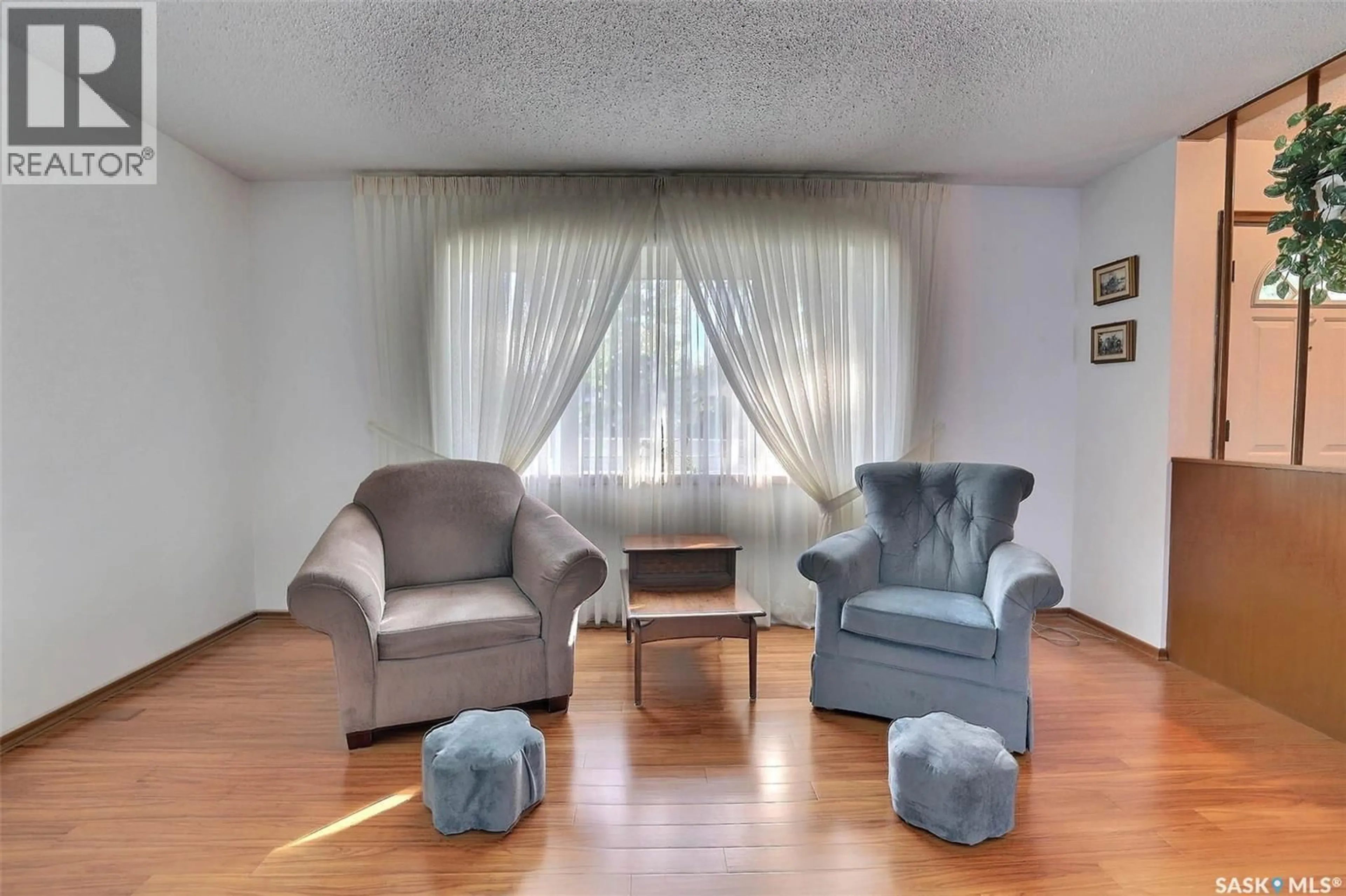 Living room with furniture, wood/laminate floor for 376 SCARTH STREET, Regina Saskatchewan S4R2Z7