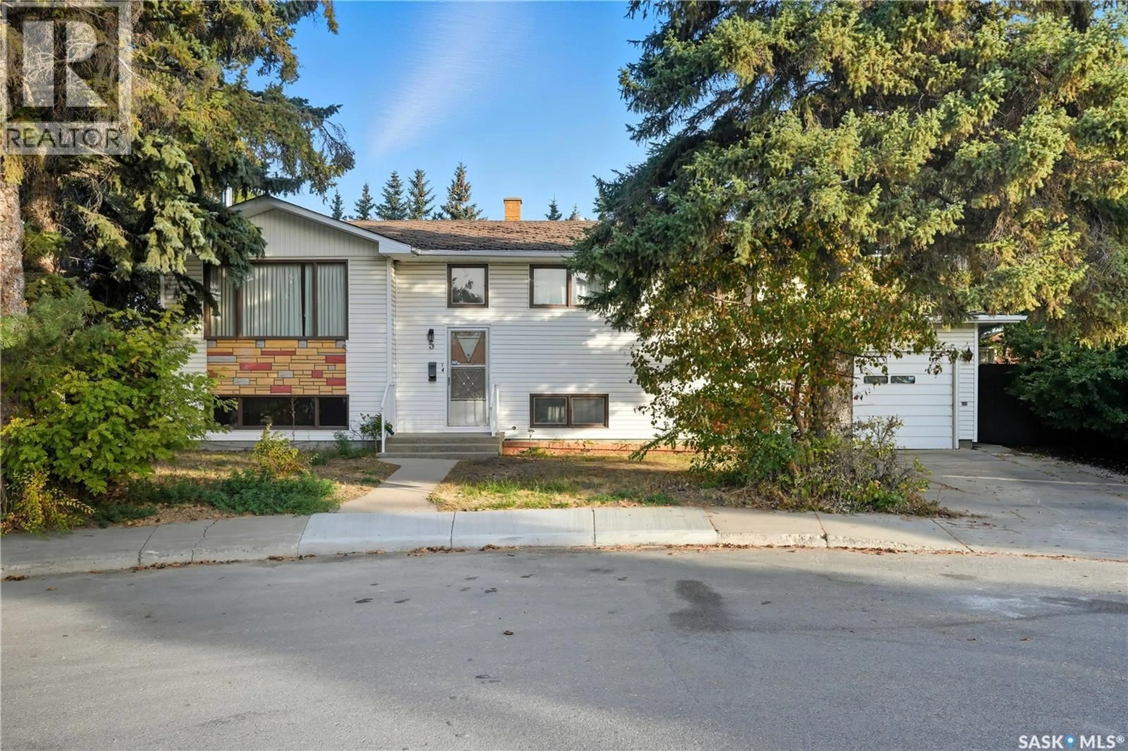 A pic from outside/outdoor area/front of a property/back of a property/a pic from drone, street for 5 HAMILTON PLACE, Saskatoon Saskatchewan S7L3N3