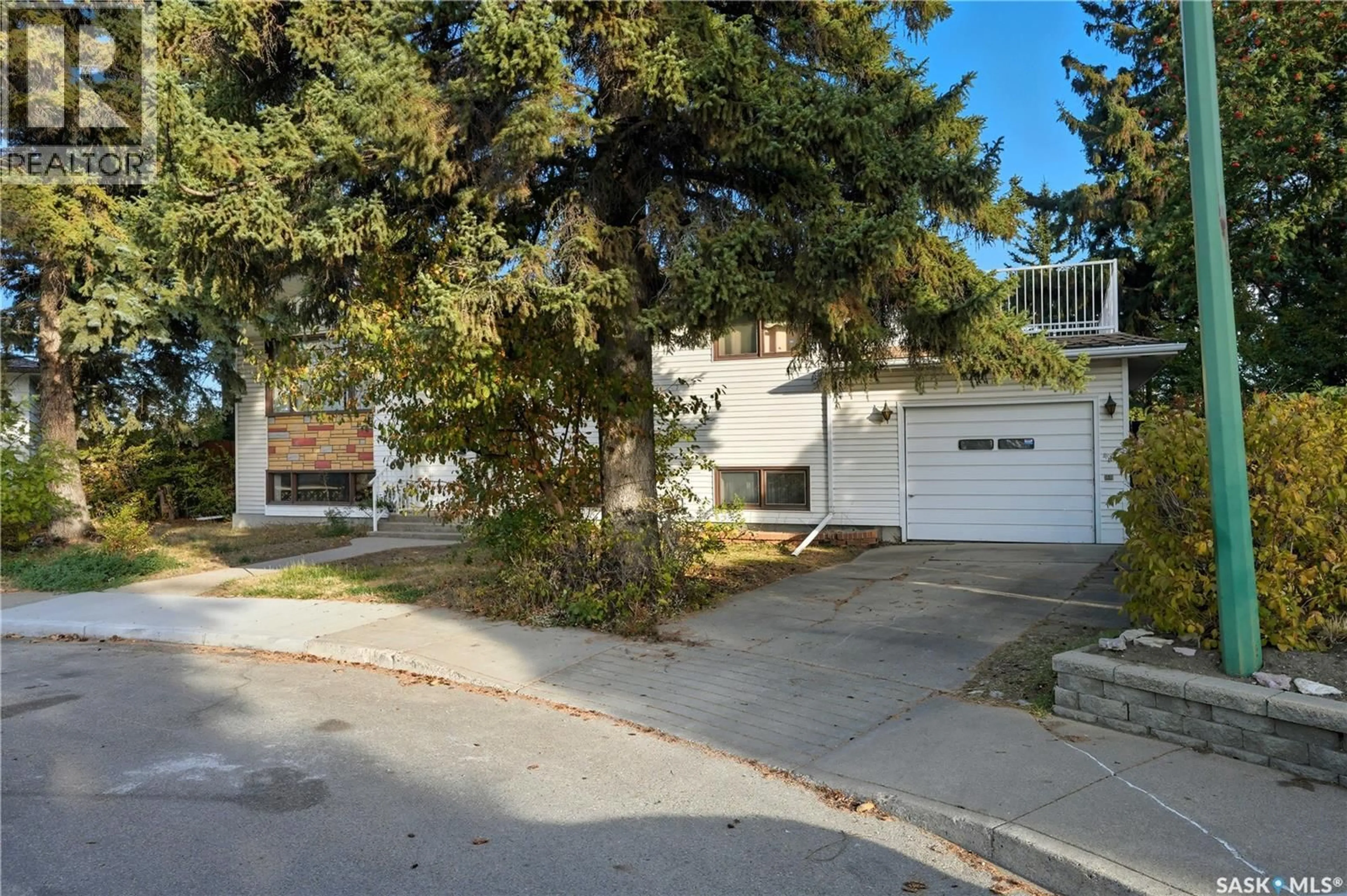 A pic from outside/outdoor area/front of a property/back of a property/a pic from drone, street for 5 HAMILTON PLACE, Saskatoon Saskatchewan S7L3N3