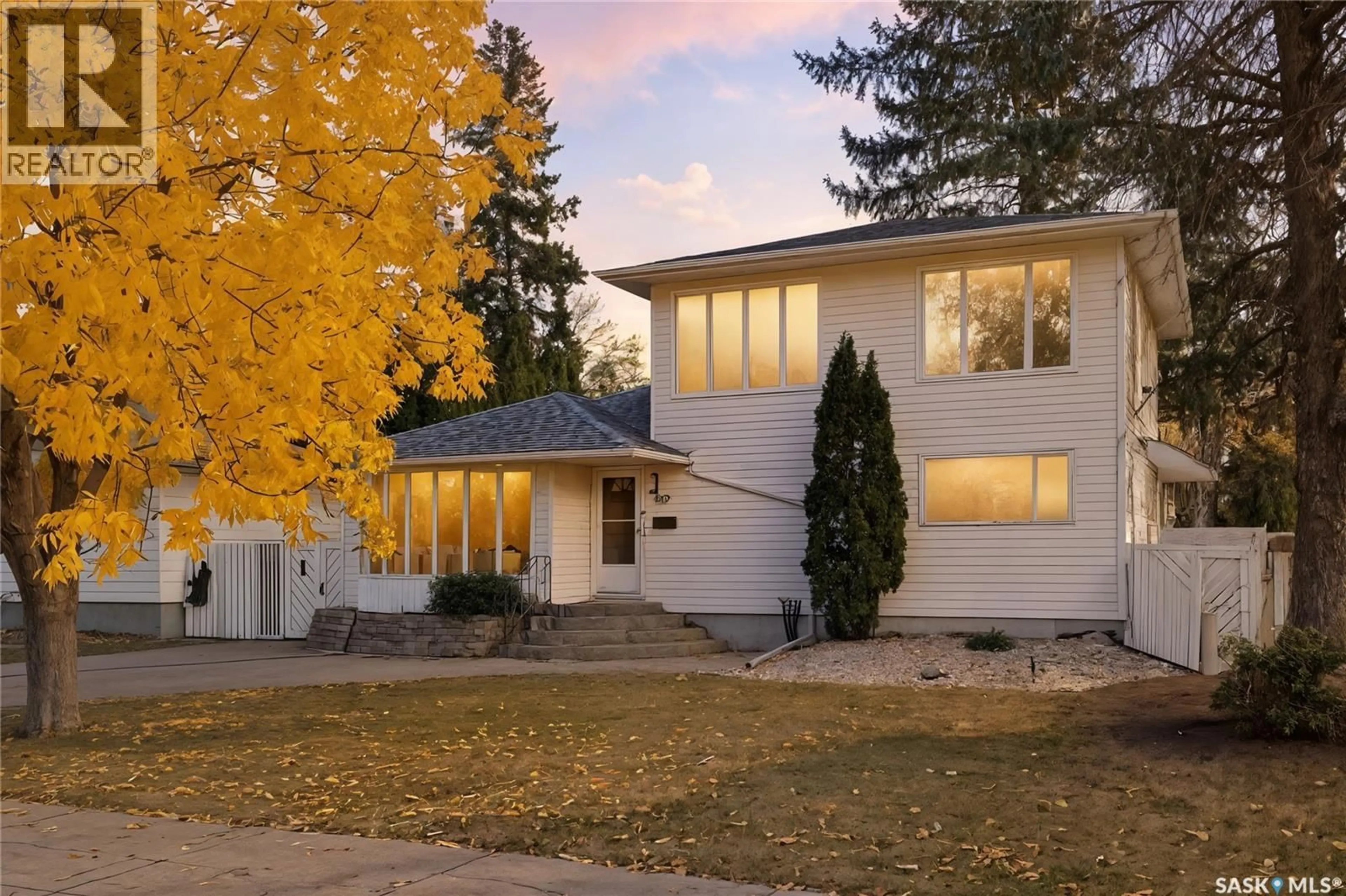 Home with vinyl exterior material, street for 433 ELM STREET, Saskatoon Saskatchewan S7J0H2