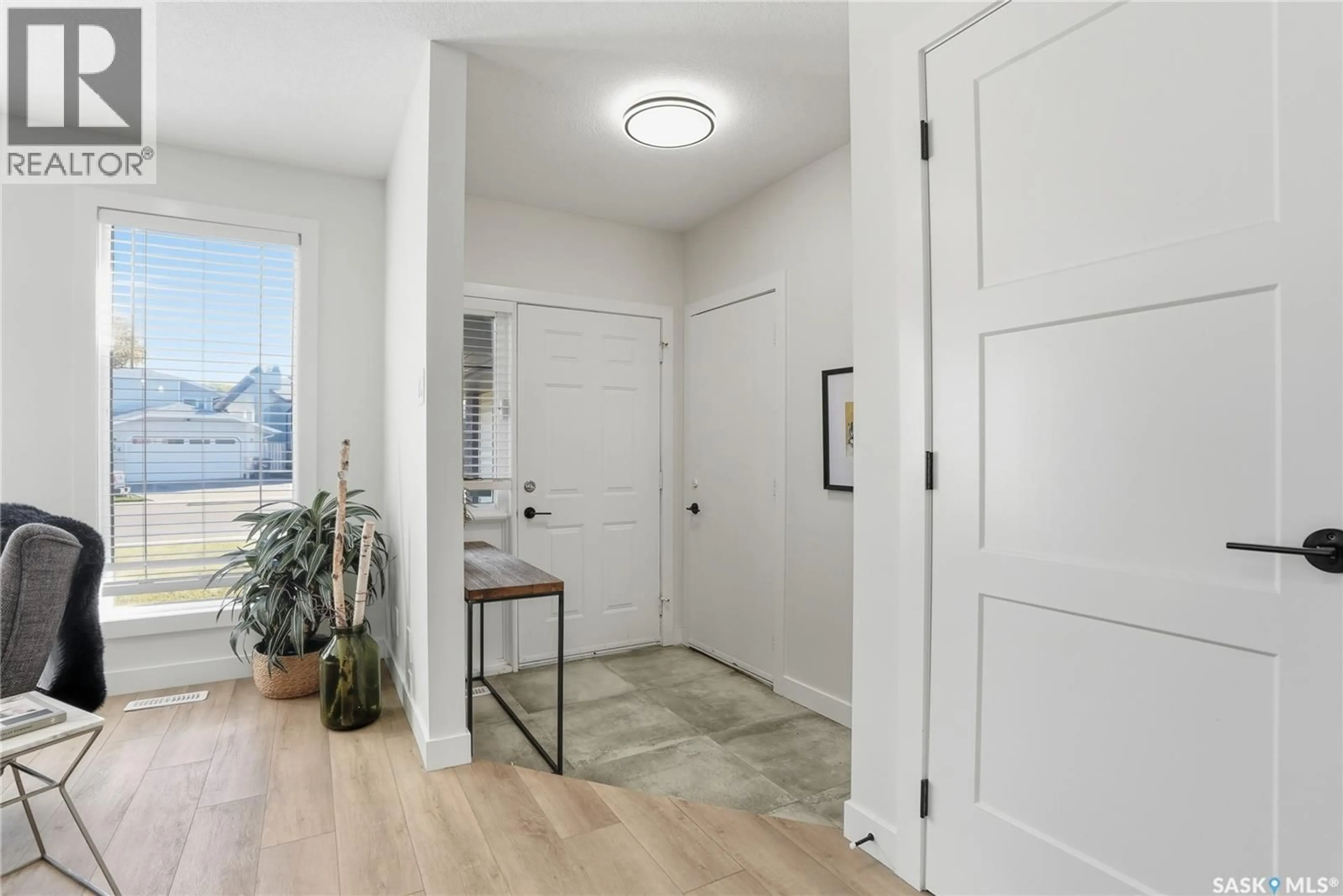 Indoor entryway for 115 SMOOTHSTONE CRESCENT, Saskatoon Saskatchewan S7J4T1