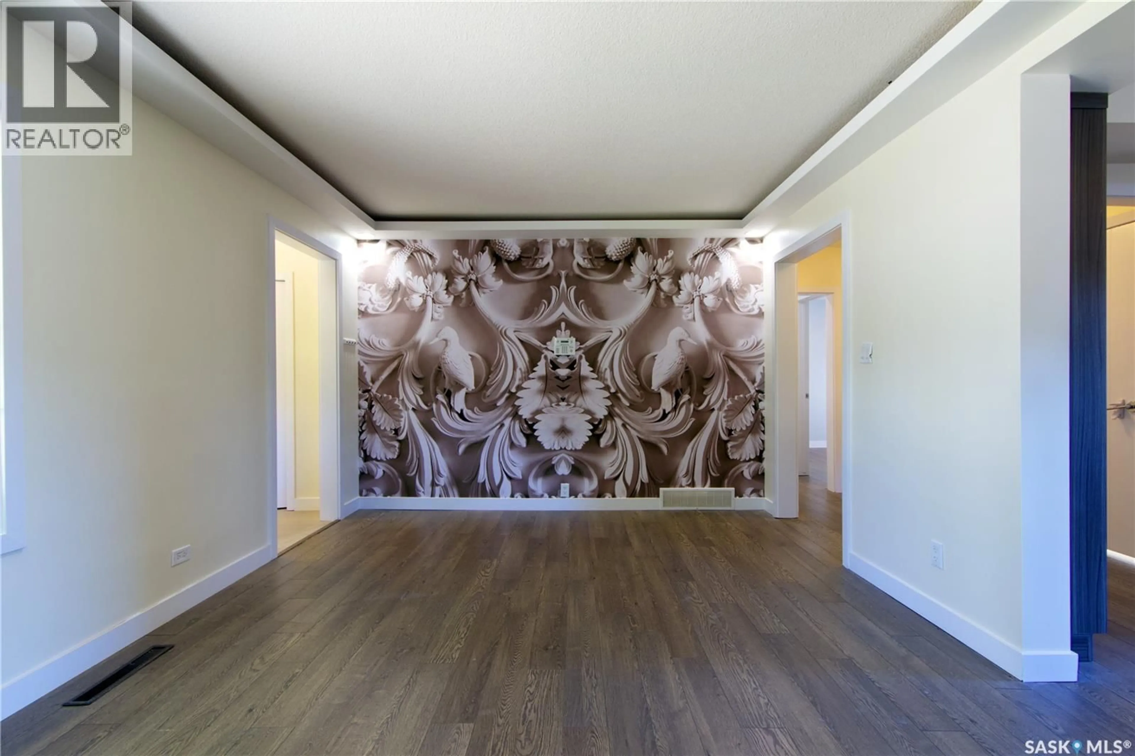 Indoor foyer for 2475 FRANCIS STREET, Regina Saskatchewan S4N2R1