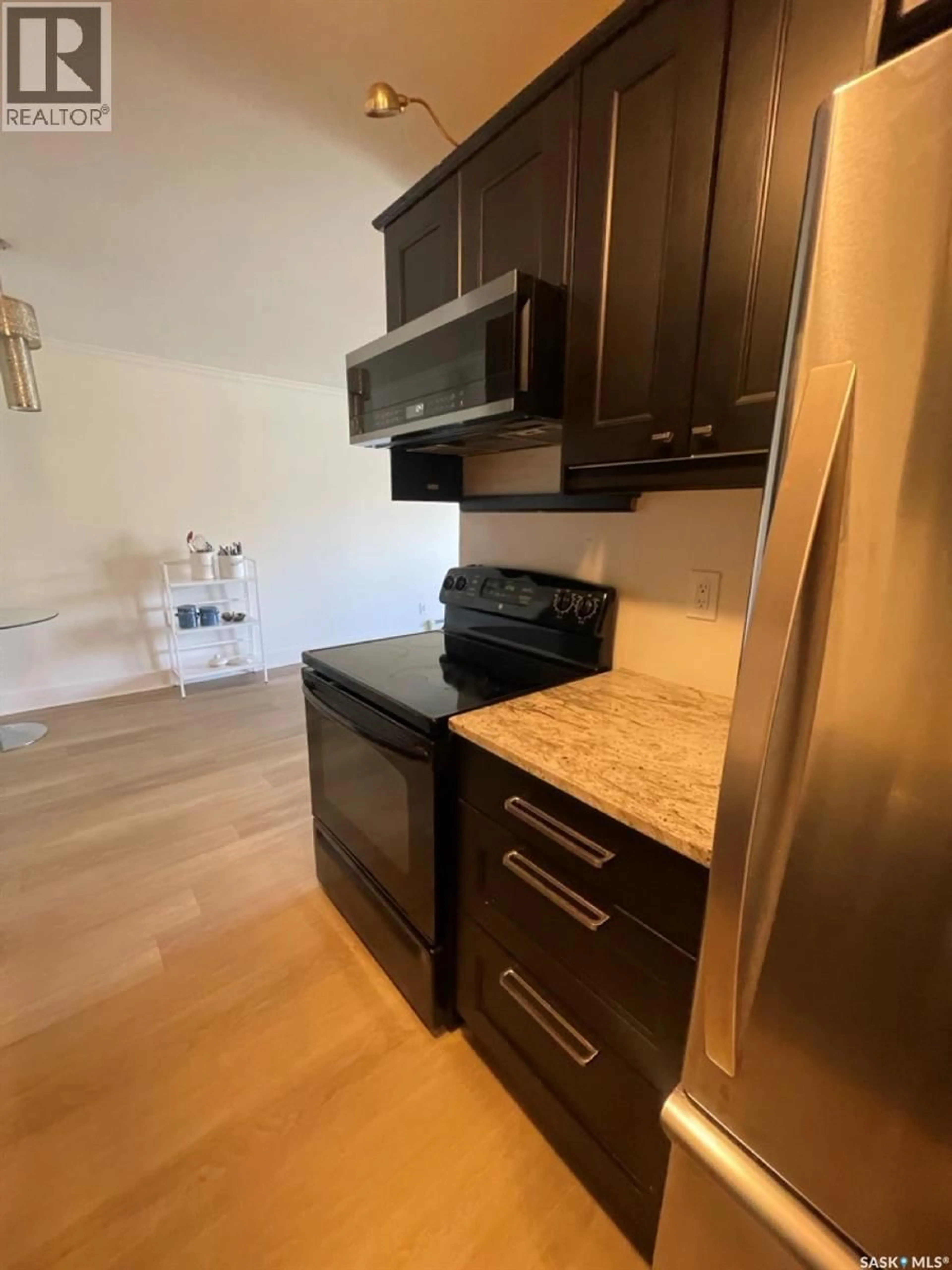 Standard kitchen, unknown for 203 - 929 NORTHUMBERLAND AVENUE, Saskatoon Saskatchewan S7L3W8