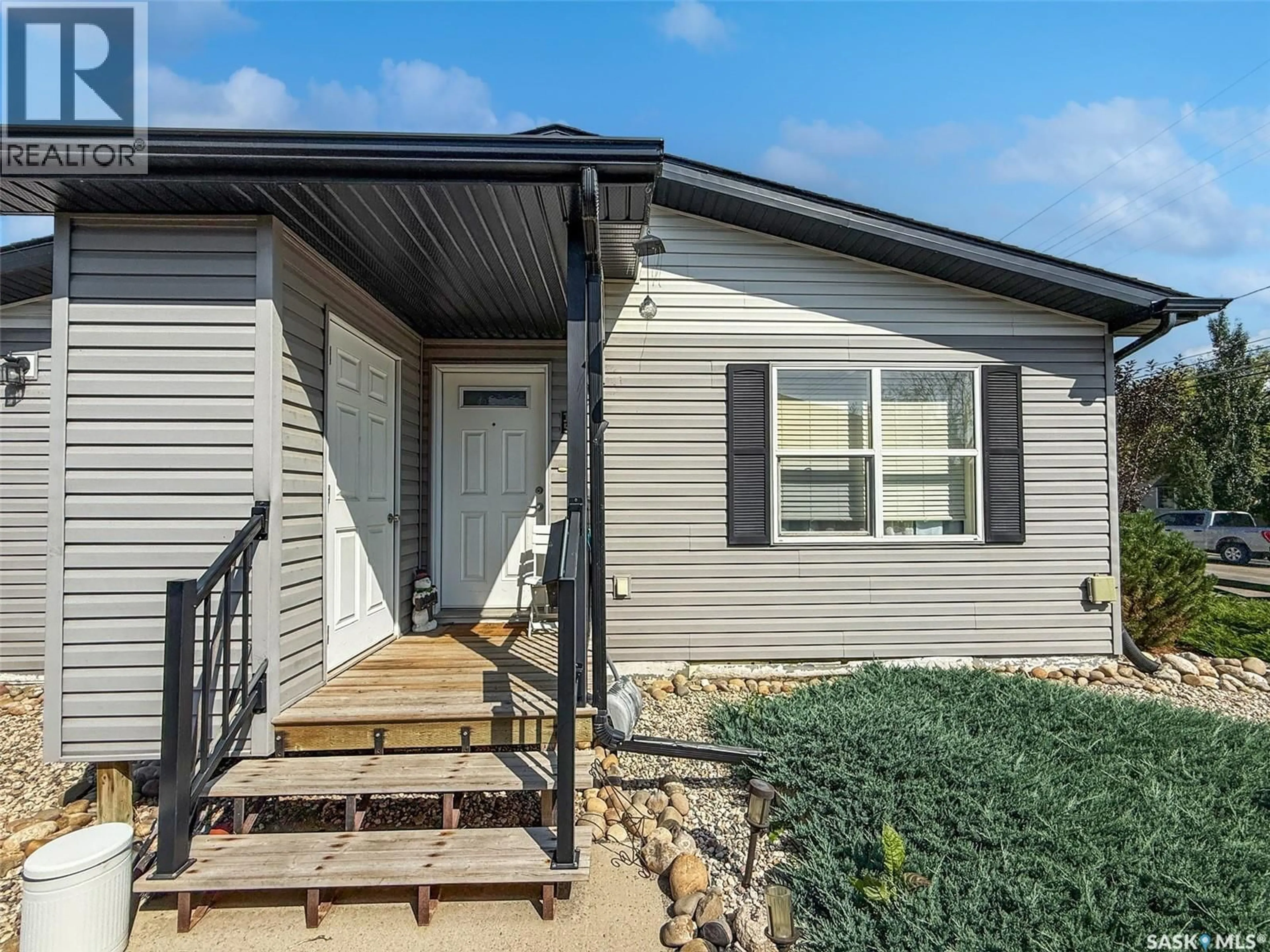 Home with vinyl exterior material, street for E - 15 1275 SOUTH RAILWAY STREET, Swift Current Saskatchewan S9H5P3